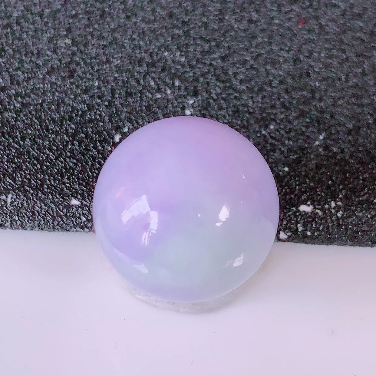 自然光实拍，大颗紫罗兰翡翠圆珠，转运珠吊坠，寓意“时来运转，财源滚滚” 寓意佳，荧光灼灼，转运珠佩戴时尚优雅！#05.11尺寸16.8