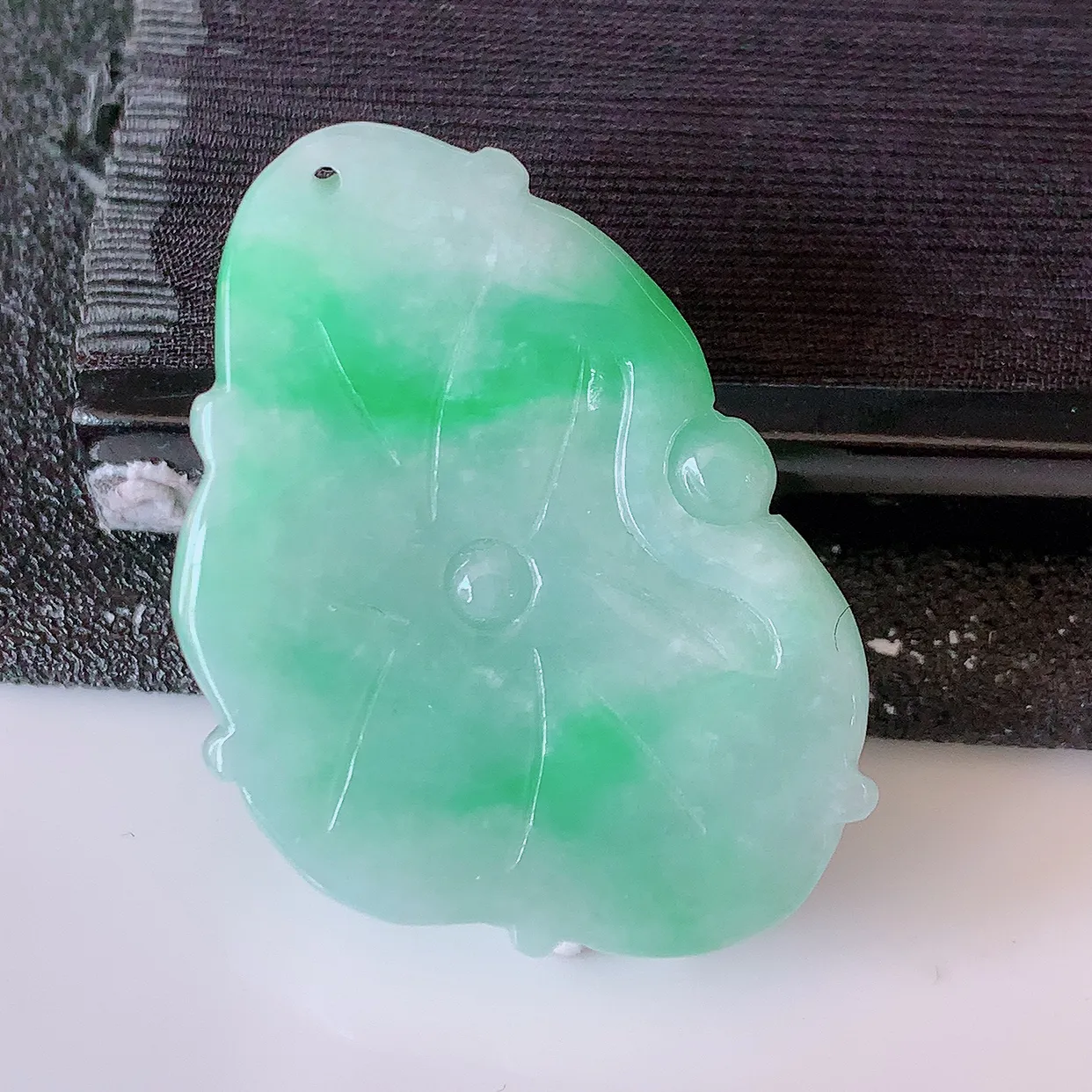 自然光实拍，冰润飘绿翡翠荷叶鱼、和和美美玉坠，财源广进，自然隐逸、荷本是素不着尘之物，有和美之寓意。#57.7