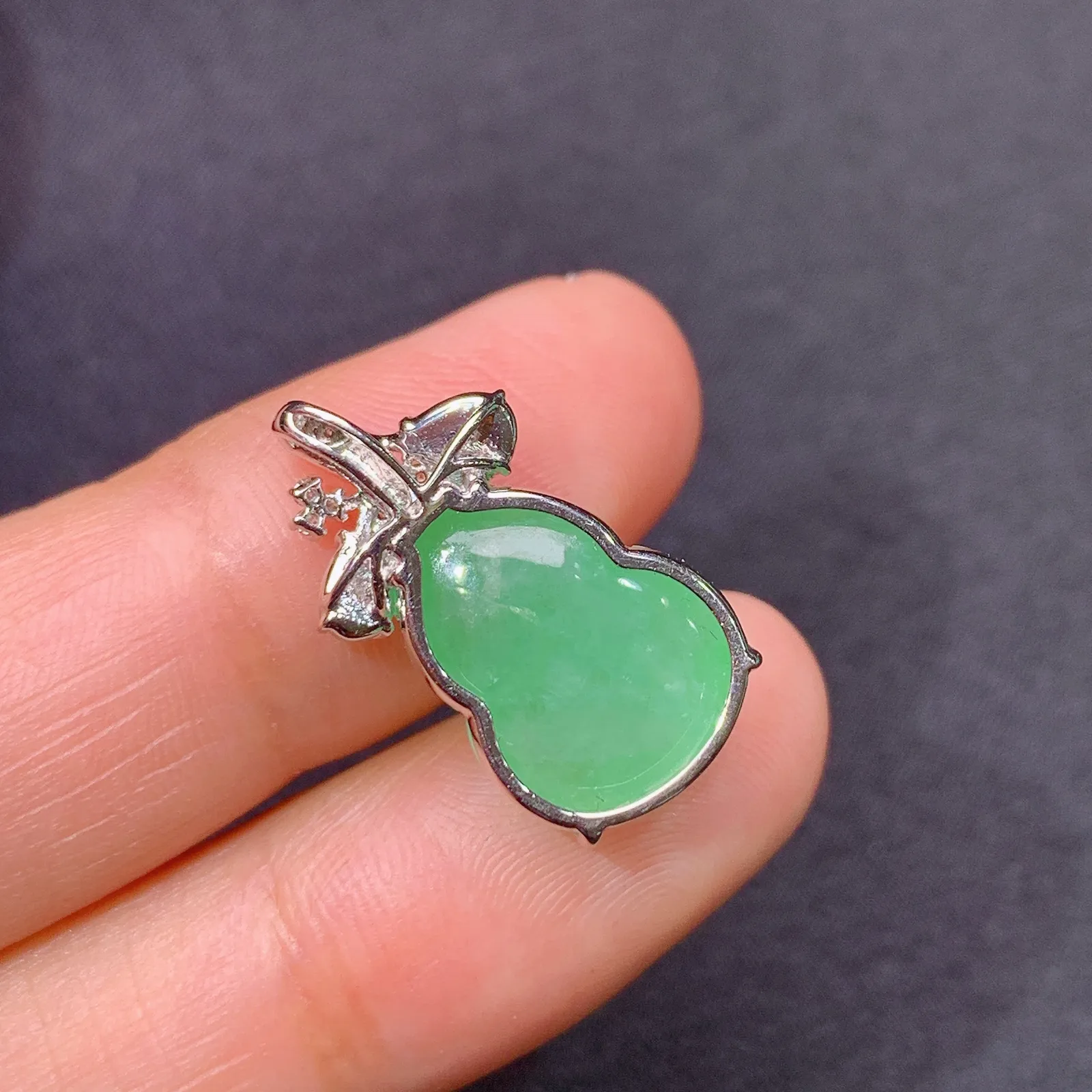 晴绿葫芦吊坠，18k金镶嵌，冰润色阳，玉质细腻，种水足 尺寸20.6*10.9*6.3