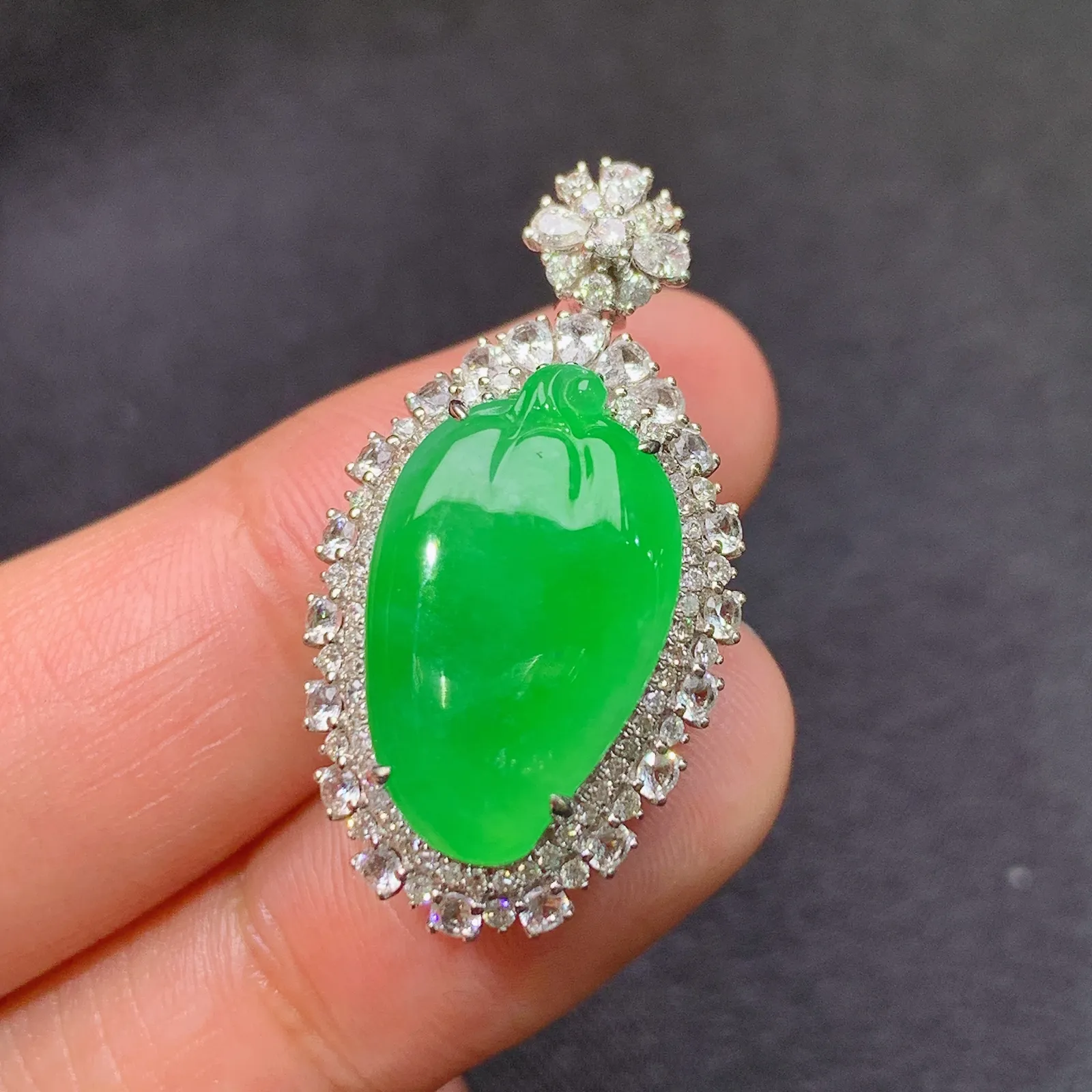 阳绿福瓜吊坠，18k金镶嵌，色泽鲜阳，冰润细腻，种水足，M1 尺寸30.8*16.5*9.7