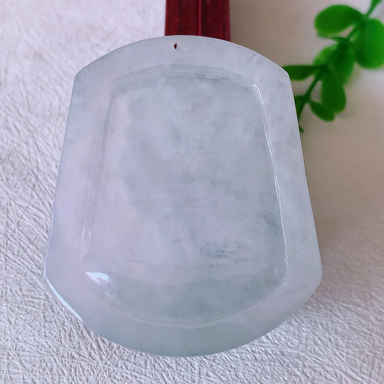 自然光实拍，冰胶翡翠生肖鸡牌吊坠，种老水足，雕工精湛 ，寓意美好，佩戴时尚出众！#57.7