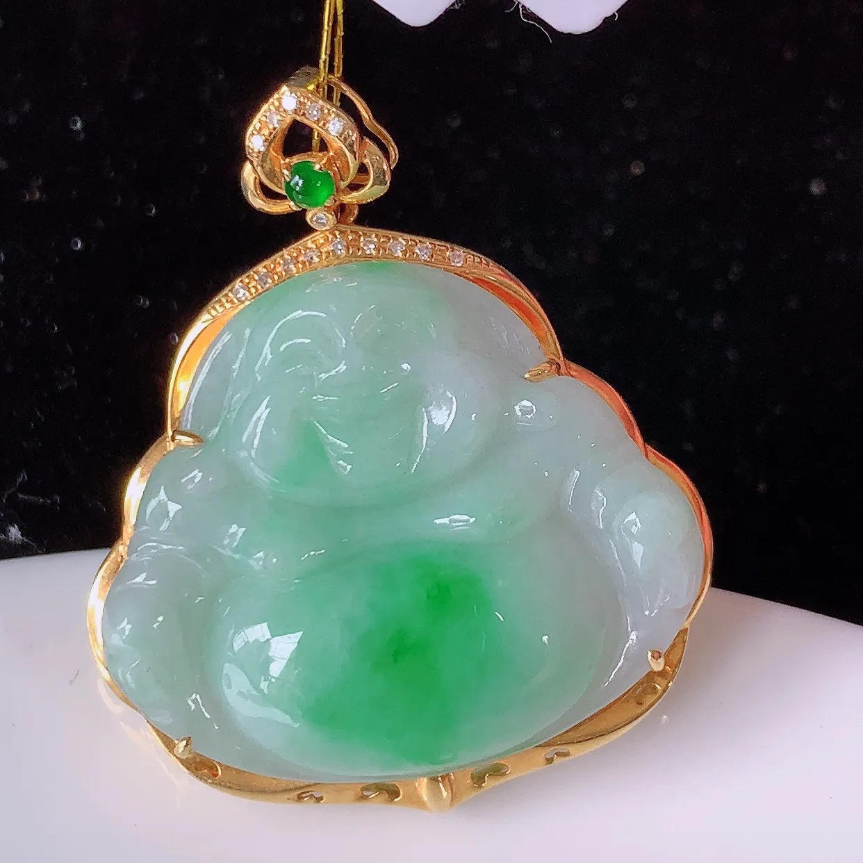 18k金镶嵌飘绿翡翠佛公吊坠，沁人心脾，精致典雅的设计，为佩戴者，增添色彩，送礼自留都是佳品选择！#