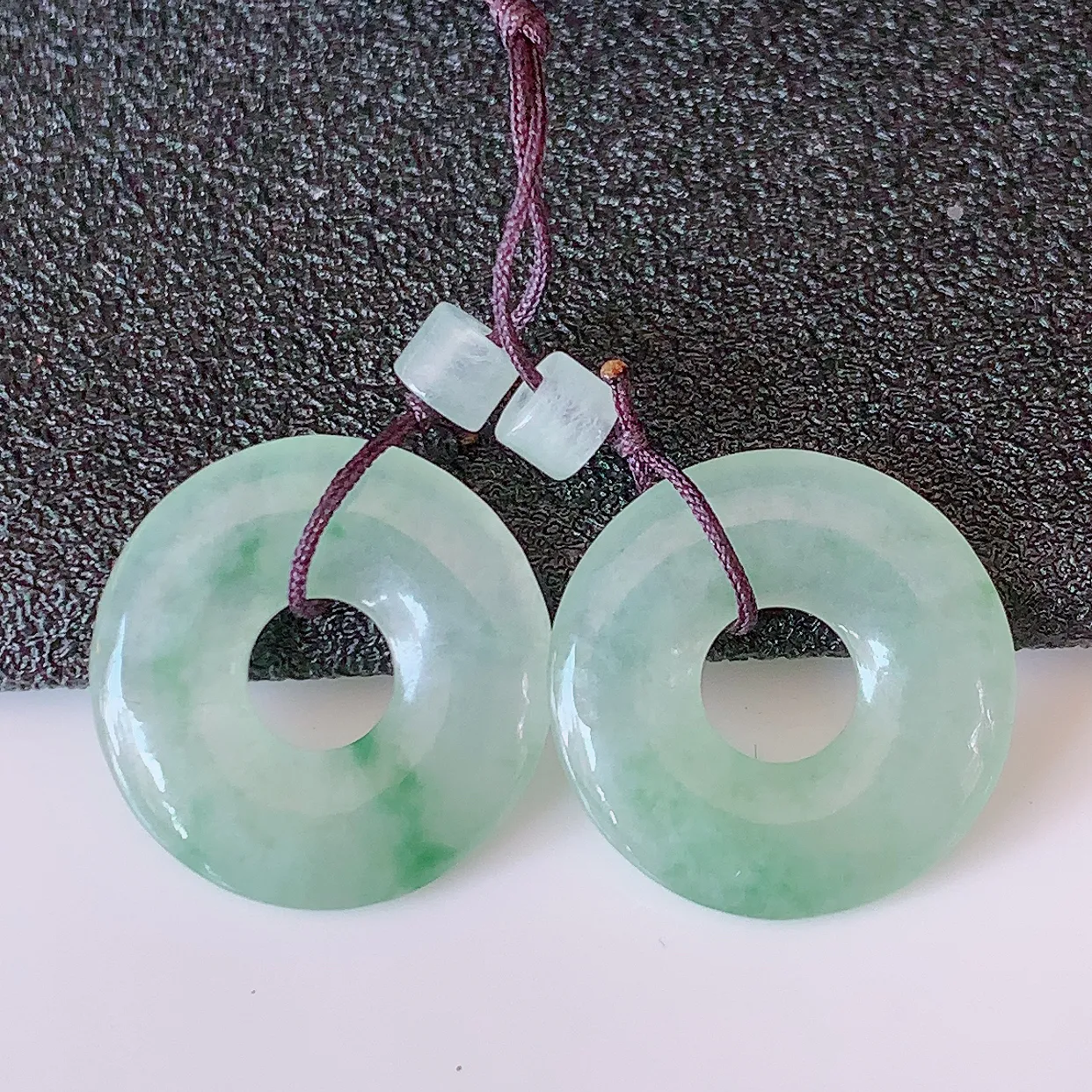 自然光实拍，冰种飘花翡翠一对平安扣耳坠，翠色灵动，玉质细腻，颜色漂亮，品相佳，佩戴佳品！配图银线 #49.7