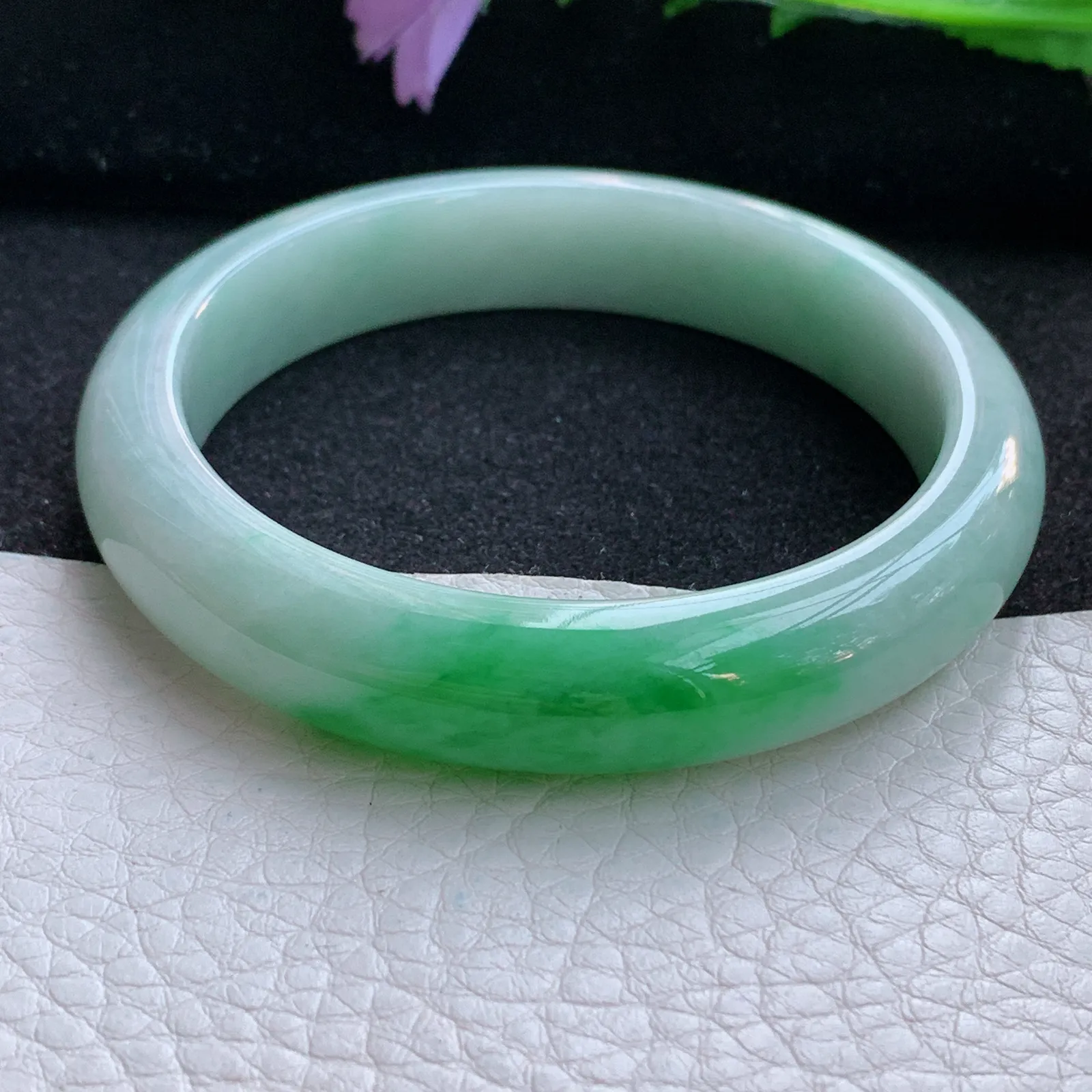 js自然光56*12*7.8平安镯 翡翠a货玉手镯辣绿宽边珠宝玉手环