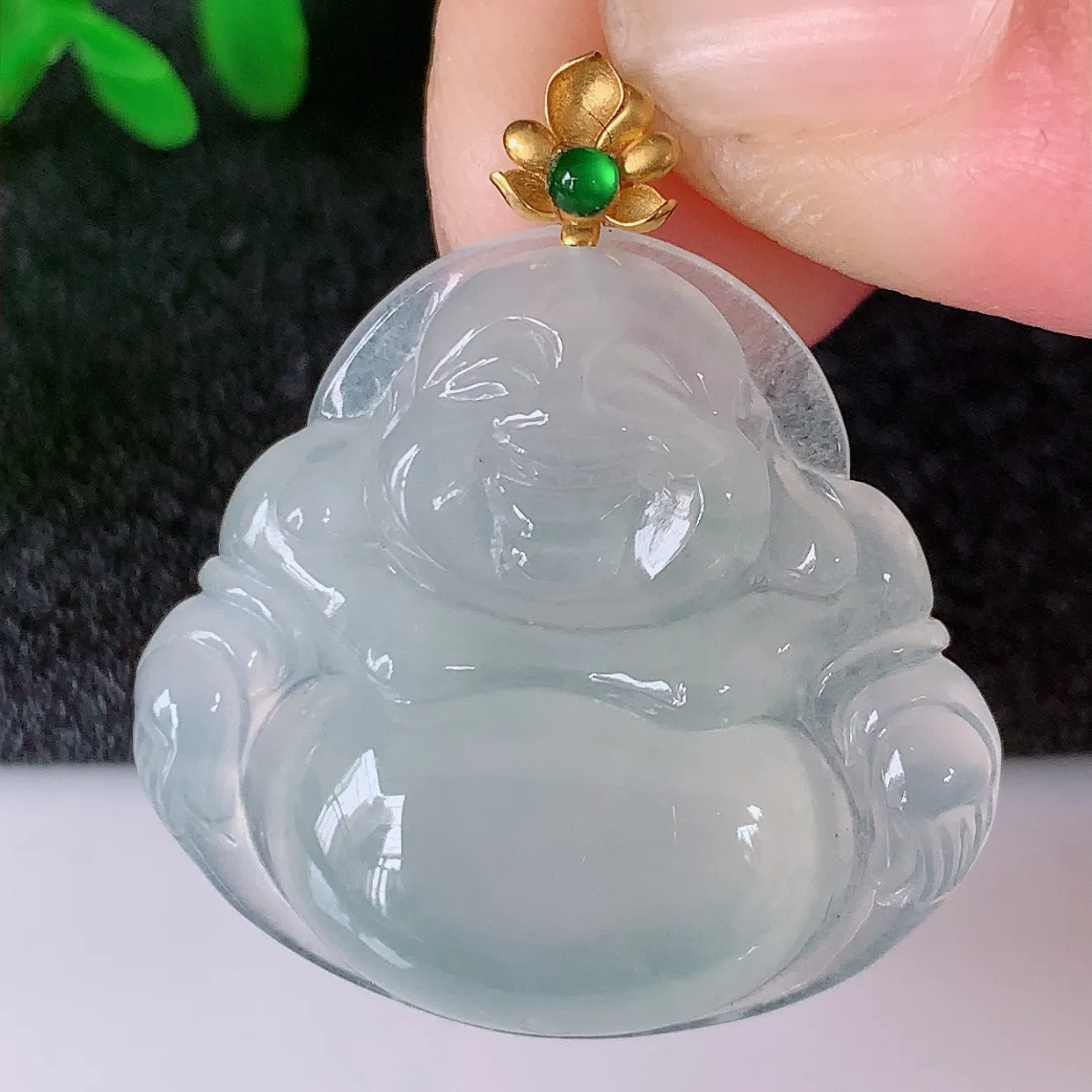 自然光实拍，18K金镶嵌冰种翡翠佛公吊坠，冰透饱满， 佛公亦保平安，寓意有福（佛公）相伴，品相佳，配