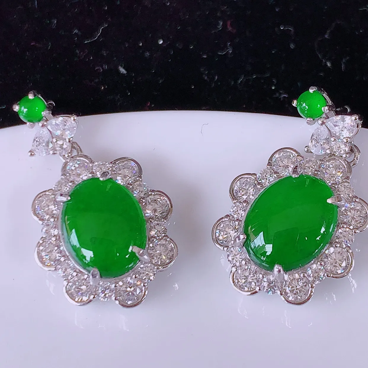 冰透满绿翡翠925银镶嵌耳坠，自然光实拍，翠色灵动，颜色漂亮，种老水足，品相佳，佩戴佳品！#97.11整体24.2-14.2-6.2裸石10*8