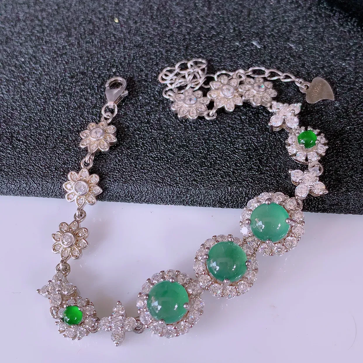 冰透满绿翡翠925银镶嵌手链，自然光实拍，翠色灵动，颜色漂亮，种老水足，品相佳，佩戴佳品！#97.11取一整体10*10*7.2裸石6-6