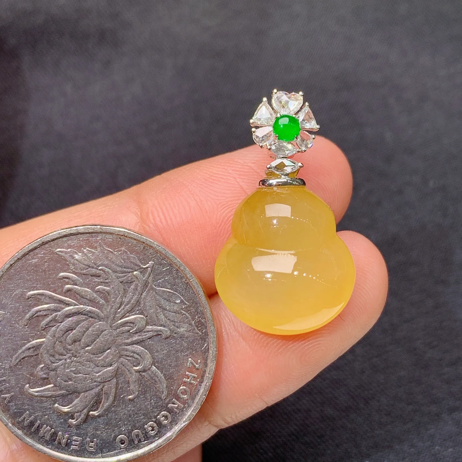 冰黄翡葫芦吊坠，18k金镶嵌，色泽鲜艳，水色超佳 尺寸24.2*14*7.6