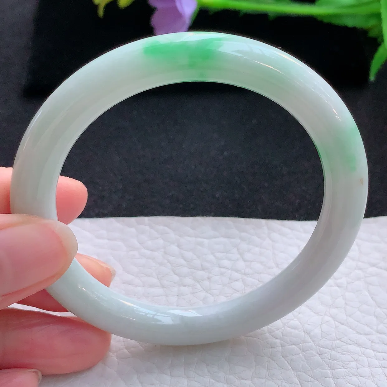 xx自然光56.5*8.5*9美人镯 翡翠a货玉手镯白底青圆条珠宝玉手环