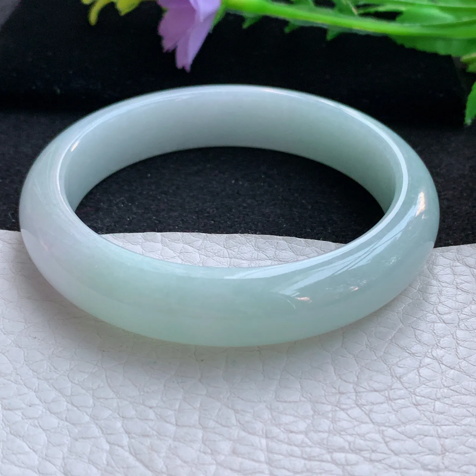 js自然光59*12.5*8.5平安镯 翡翠a货玉手镯胶感浅绿宽边珠宝玉手环