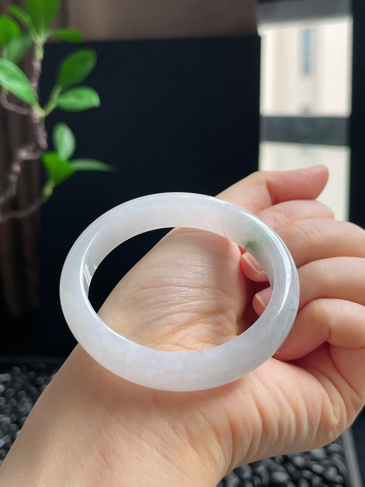 贵妃镯52.4圈口，翡翠冰糯种飘绿手镯