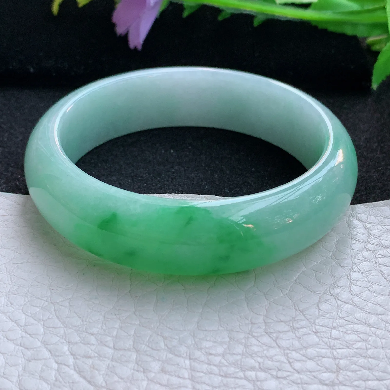 js自然光55.5*15.6*7.8轮胎镯 翡翠a货玉手镯辣绿宽边珠宝玉手环