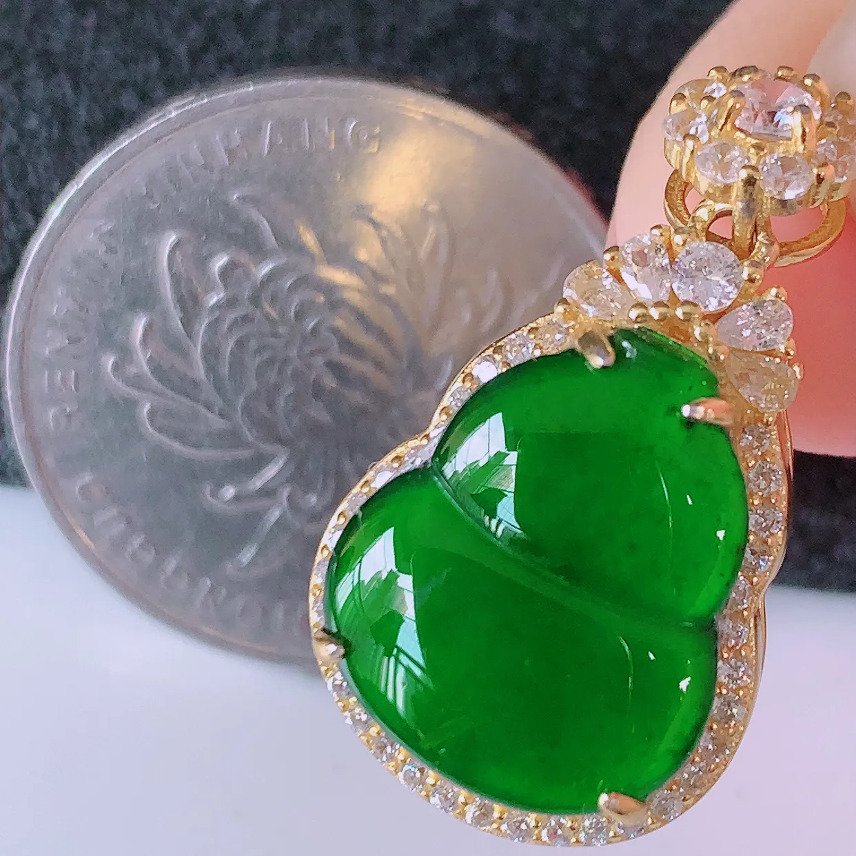 冰透满绿翡翠925银镶嵌葫芦吊坠，自然光实拍，翠色灵动，颜色漂亮，种老水足，品相佳，佩戴佳品！#97.11整体26.8*15*9.2裸石15.5*12.6