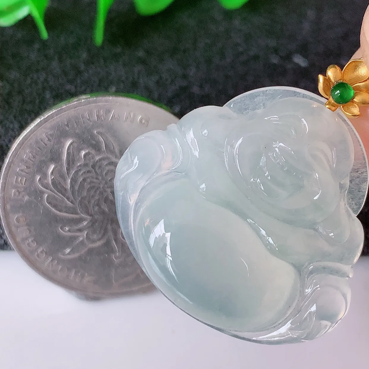 自然光实拍，18K金镶嵌冰种翡翠佛公吊坠，冰透饱满， 佛公亦保平安，寓意有福（佛公）相伴，品相佳，配戴优雅迷人！#12.11整体30裸石26*24.2*5.2