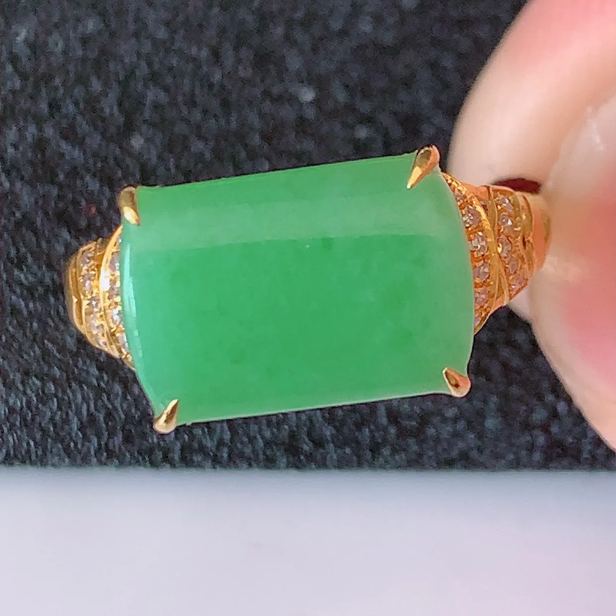 自然光实拍 18K金精工镶嵌满绿翡翠马鞍戒指，玉质细腻，翡翠色泽均匀，艳丽饱满，款式高贵大气，14圈口，上手亮眼，#83.7戒指整体22-17.5-5裸石12.5*8，内径17.5mm