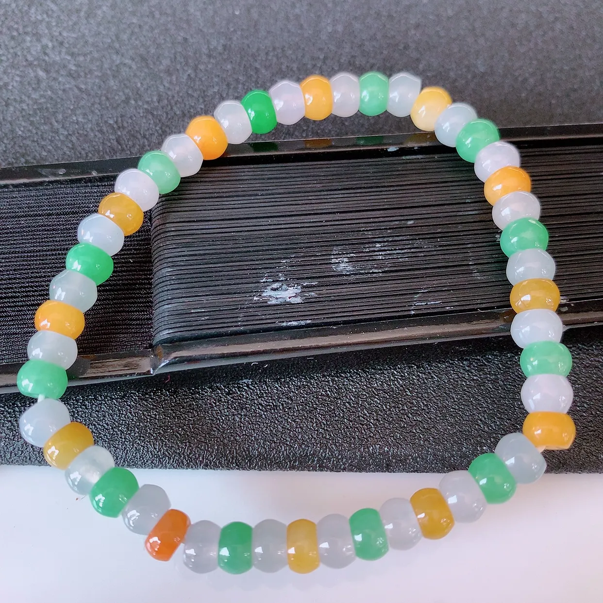 自然光实拍，冰多宝翡翠手链，多彩翡翠手串，颜色丰富，料子细腻，高档大气，自戴送礼佳品！#46.7取一尺寸5.5mm
