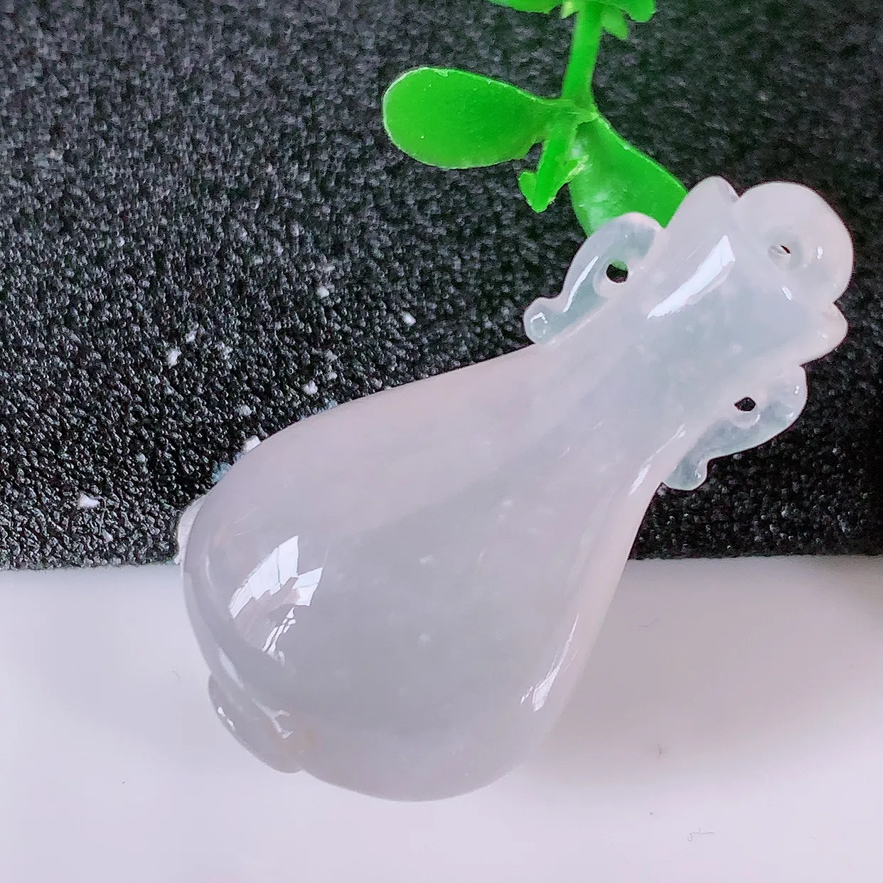 自然光实拍，冰种翡翠平平安安花瓶吊坠，翠色灵动，种老水足，寓意好，品相佳，佩戴佳品！#32.11