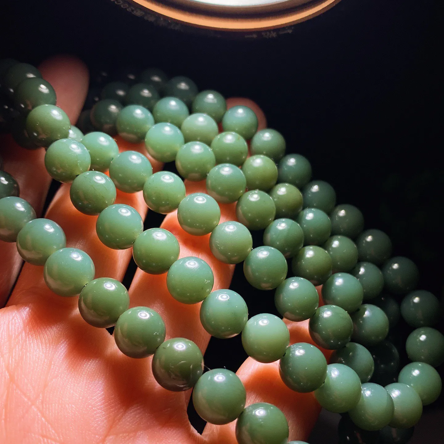 新疆和田玉细料塔青108佛珠项链。单颗尺寸8重85.6克。玉质细腻油润。手推出油。佩戴高端典雅。lt251210