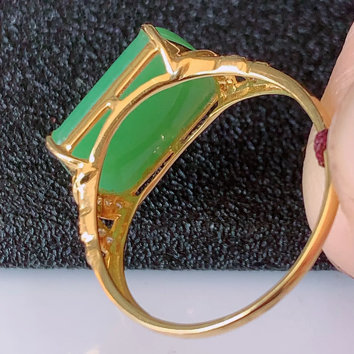 自然光实拍 18K金精工镶嵌满绿翡翠马鞍戒指，玉质细腻，翡翠色泽均匀，艳丽饱满，款式高贵大气，14圈口，上手亮眼，#83.7戒指整体22-17.5-5裸石12.5*8，内径17.5mm