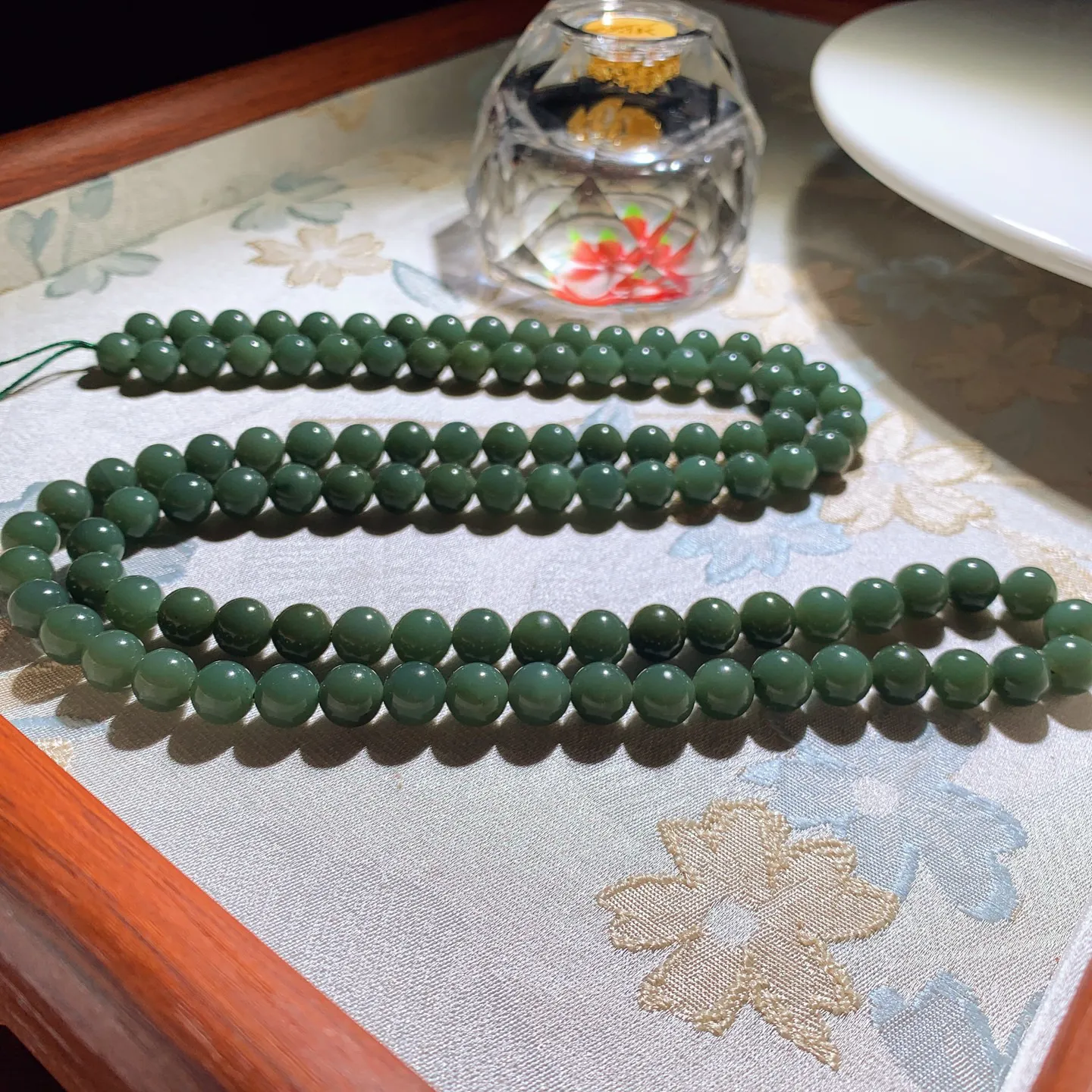 新疆和田玉细料塔青108佛珠项链。单颗尺寸8重85.6克。玉质细腻油润。手推出油。佩戴高端典雅。lt251210