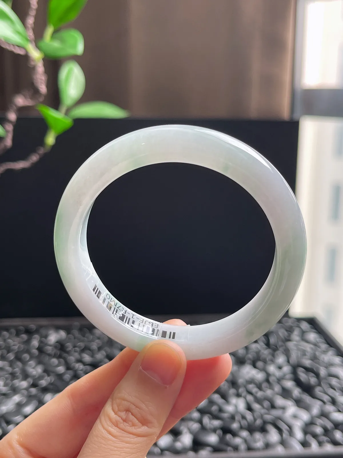 正圈56圈口，翡翠冰糯种飘绿手镯