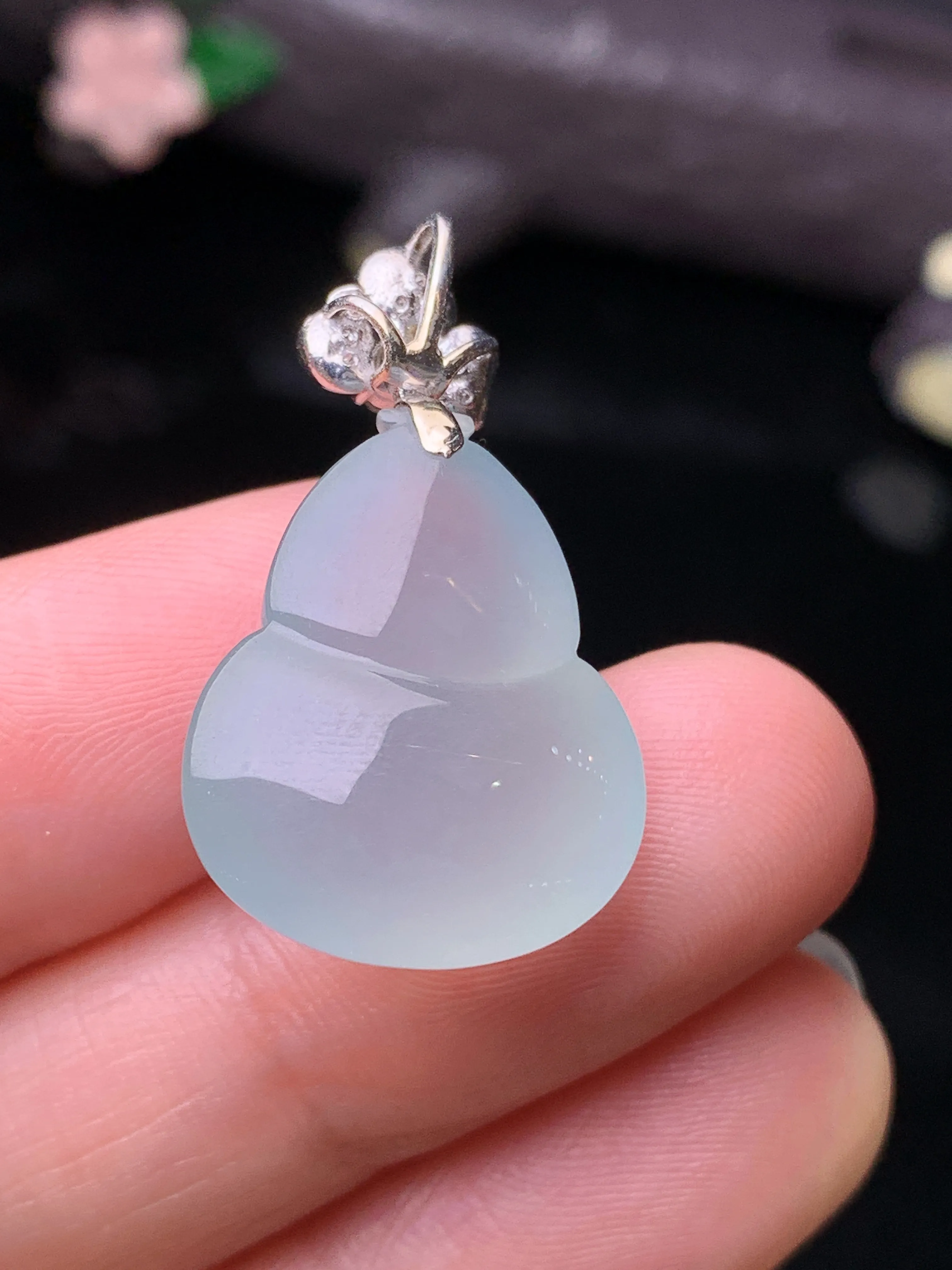 18k金钻镶嵌冰种葫芦吊坠 玉质细腻 水润亮眼 色泽艳丽 整体尺寸28.3*16.3*10.3