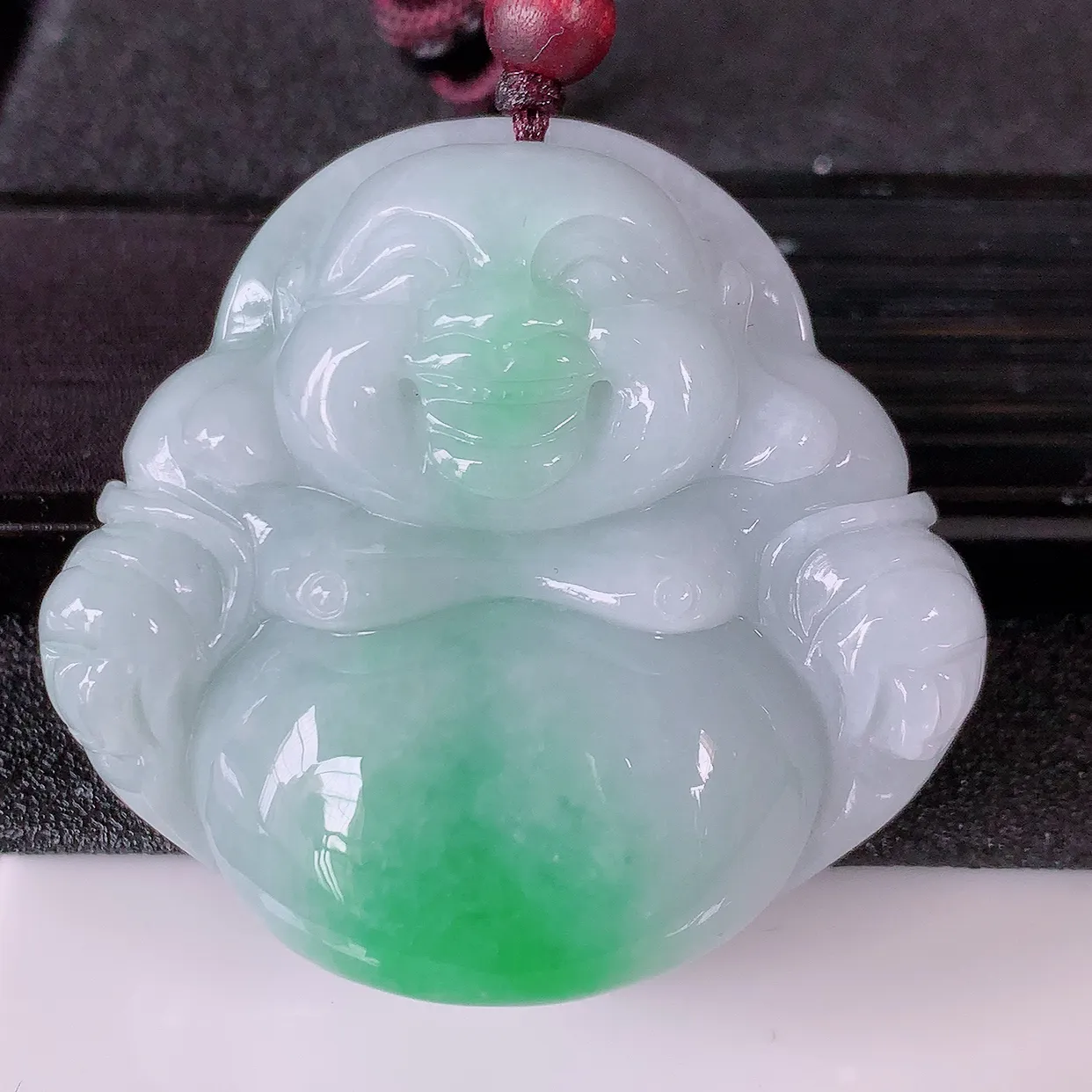 自然光实拍，大件冰润飘绿翡翠佛公吊坠，开心笑佛，种老水足，颜色漂亮，立体饱满圆润，佩戴效果赞#46.