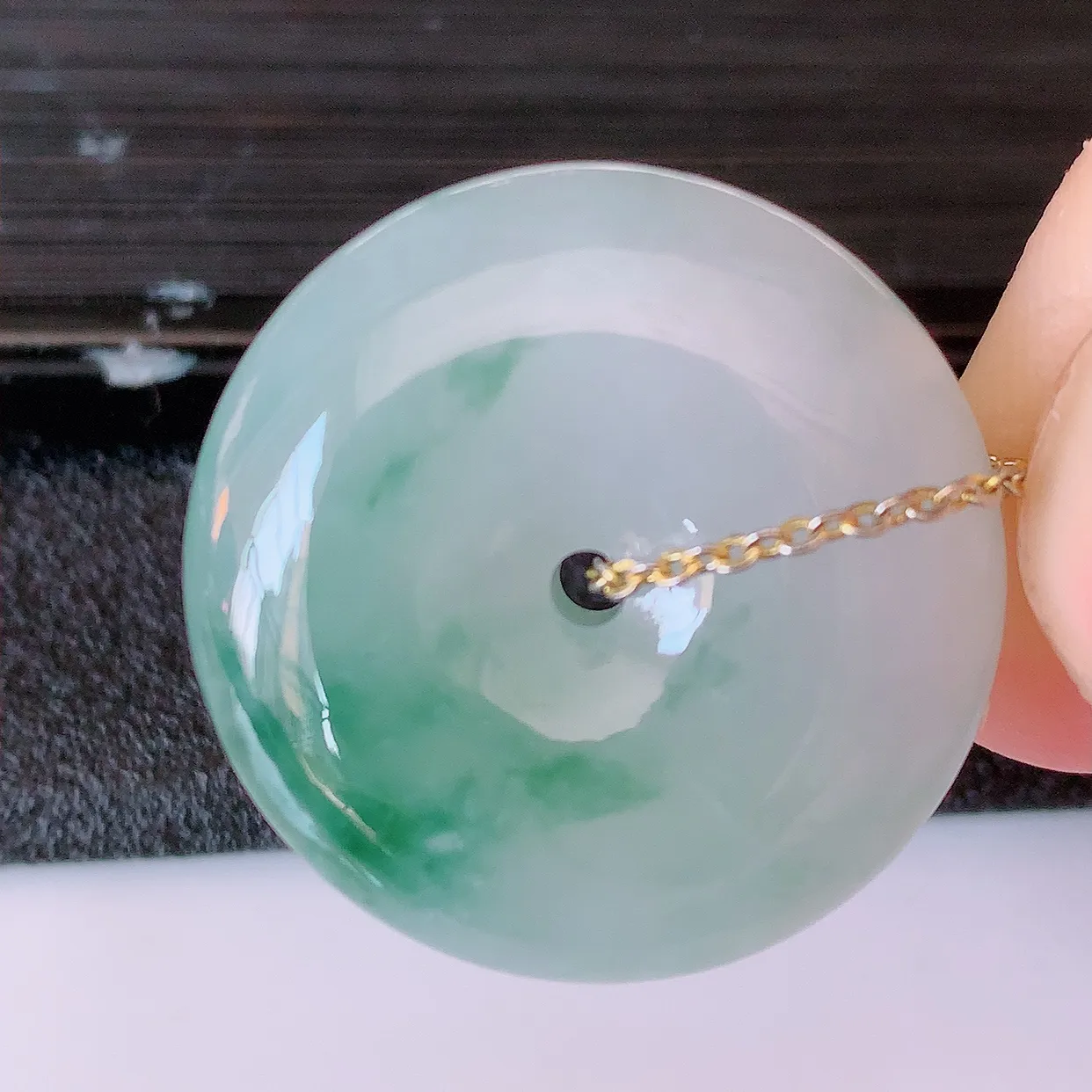 自然光实拍，冰飘花翡翠平安扣吊坠，形体饱满圆润，平安扣肥嘟嘟的，平平安安，种水很好，配戴精美！#02.7