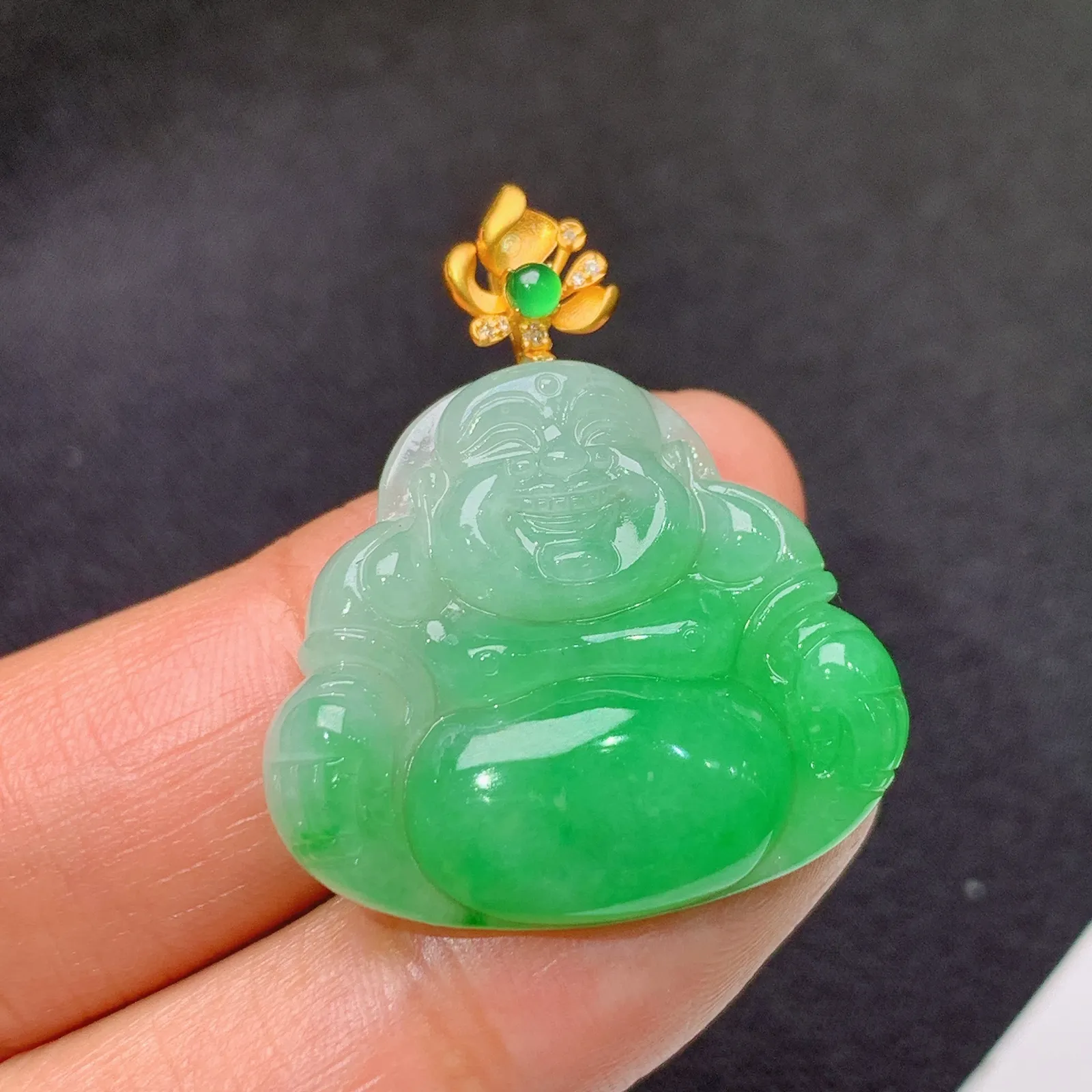 飘绿笑佛吊坠，18k金镶嵌，冰润色阳，品相好，种水足，001 尺寸30.9*26.4*5