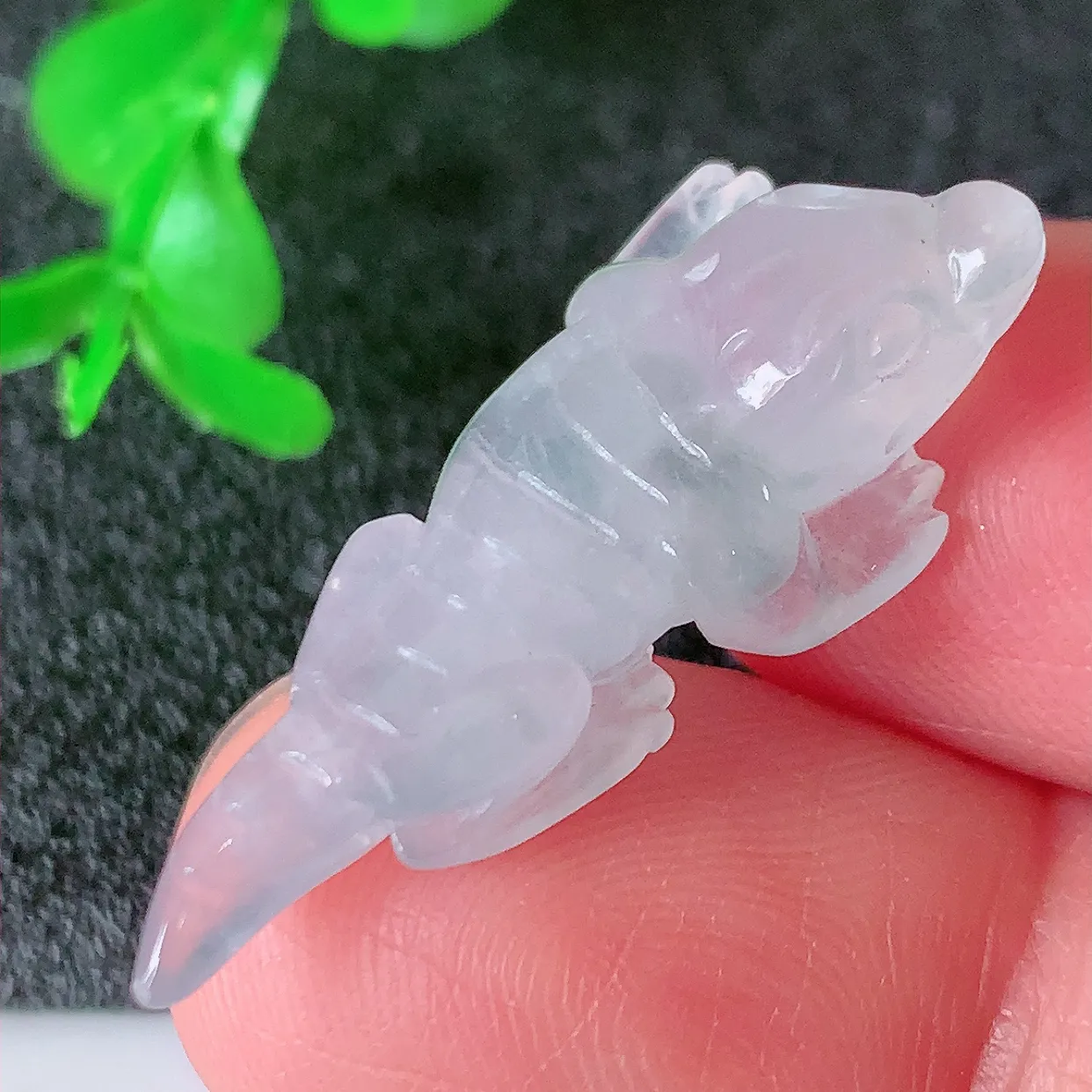 自然光实拍，冰种翡翠招财蜥蜴吊坠，种老水足，雕工精湛 ，寓意美好，佩戴时尚出众！#01.11
