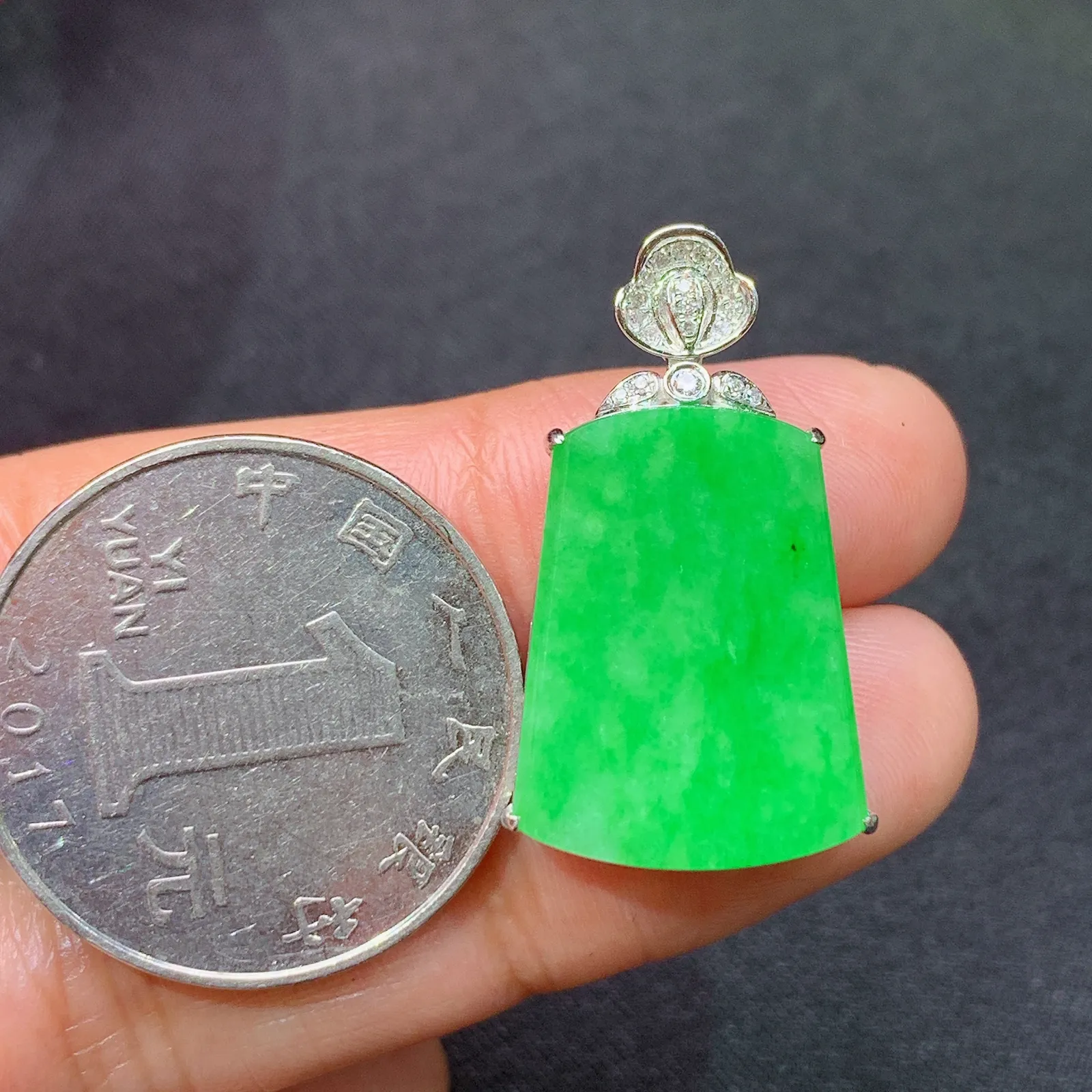 阳绿无事牌吊坠，18k金镶嵌，冰润色阳，种老水足 Fj尺寸27.9*16*6