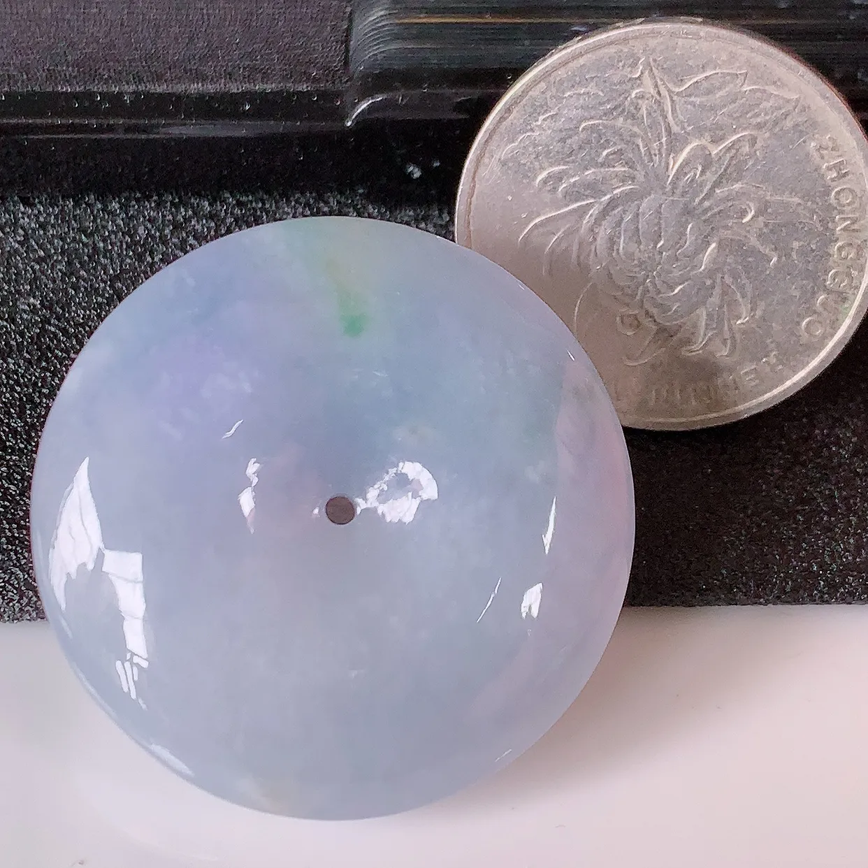 自然光实拍，水润紫罗兰翡翠平安扣吊坠，三彩，品相佳，美感十足，寓意平平安安，平安扣佩戴精美时尚！#1.11