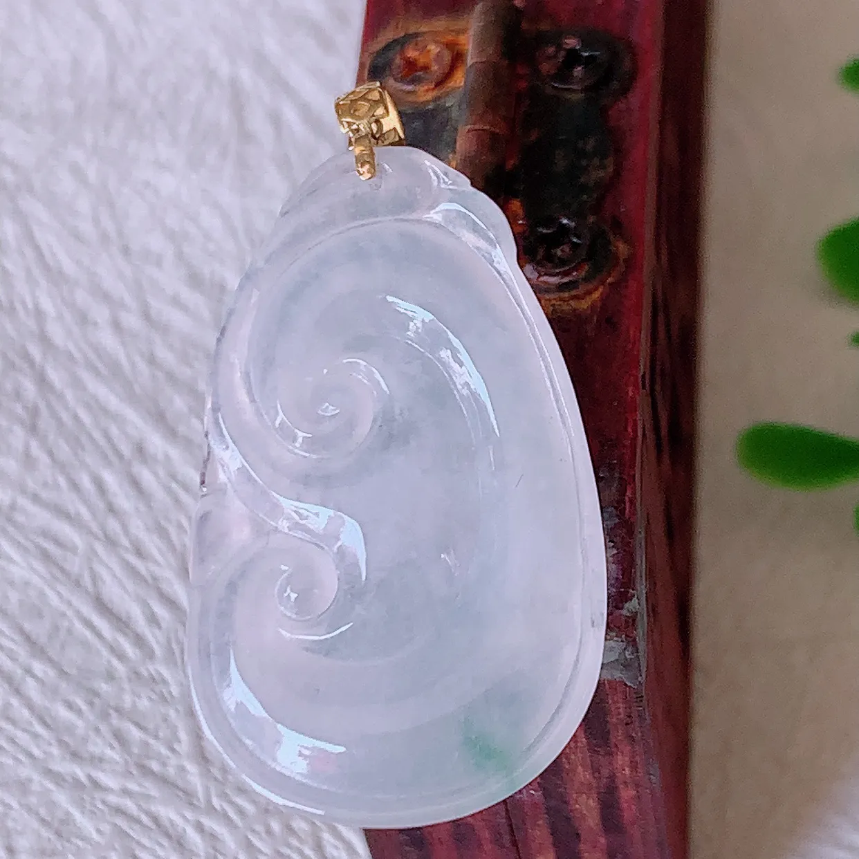 自然光实拍，18K金镶嵌冰种飘花翡翠如意吊坠，冰透，翠色灵动，饱满，万事如意，如意一生，配戴精美！#57.7