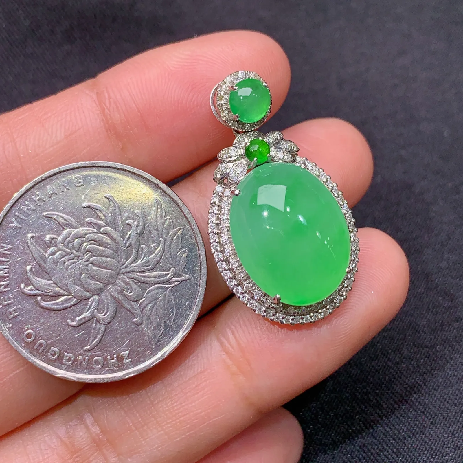 甜绿蛋面吊坠，18k金镶嵌，冰润色阳，玉质细腻，种水足Cj 尺寸29.5*16.7*9.8