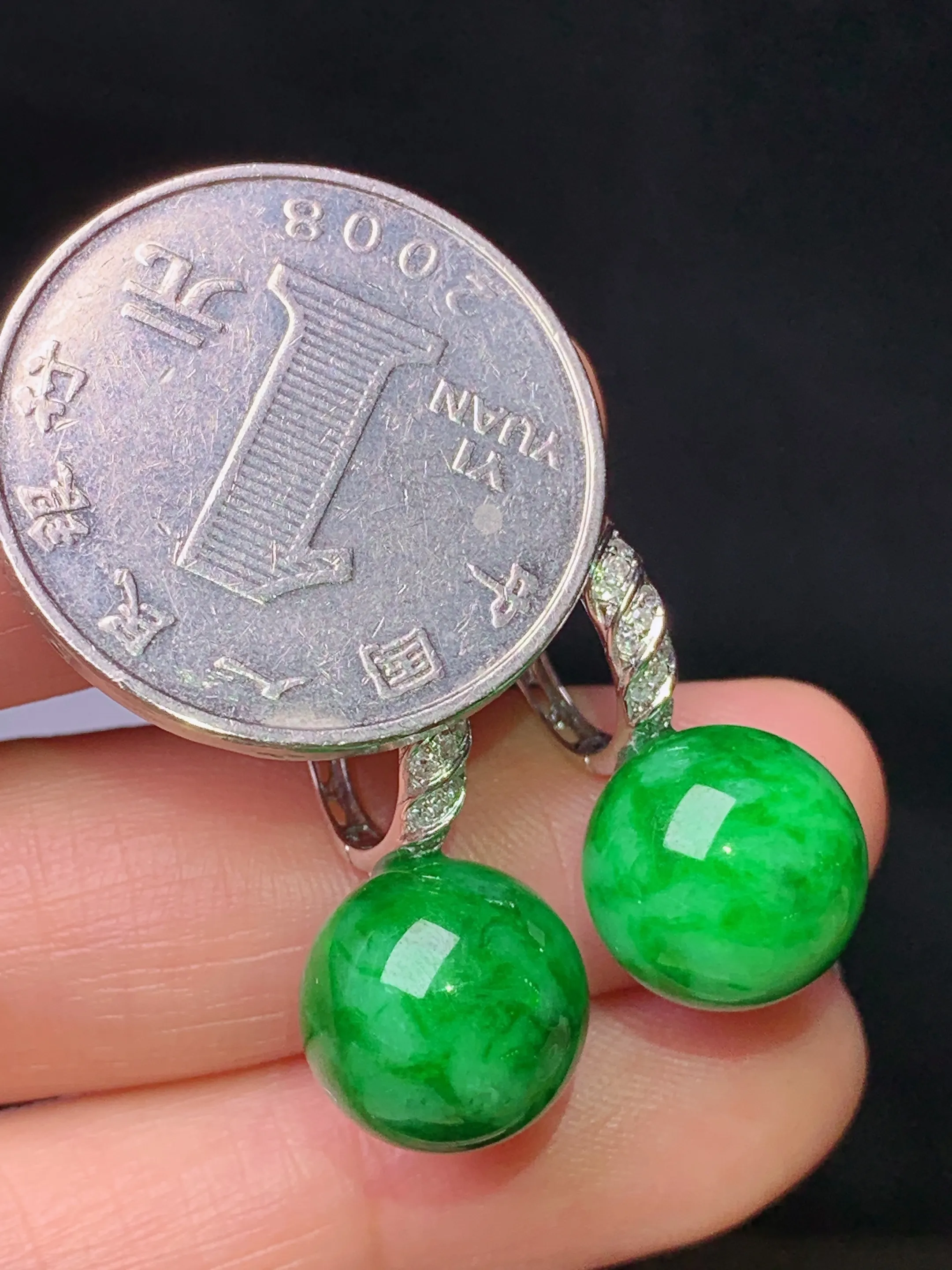 18k金钻镶嵌满绿圆珠吊坠 玉质细腻 水润亮眼 色泽艳丽 整体尺寸24*11.6