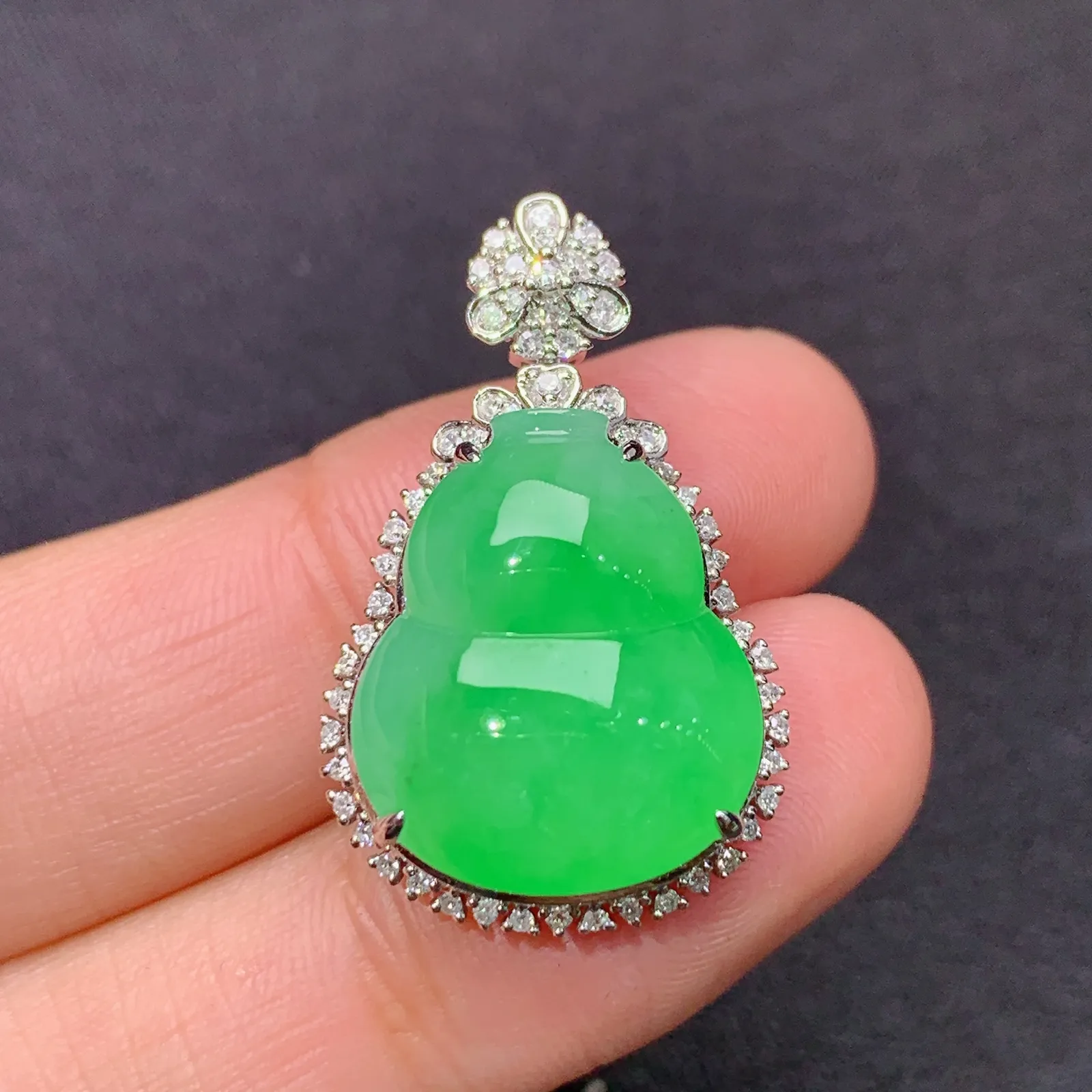 甜绿葫芦吊坠，18k金镶嵌，冰润色阳，玉质细腻，种水足，Jj 尺寸28*17.6*9.9