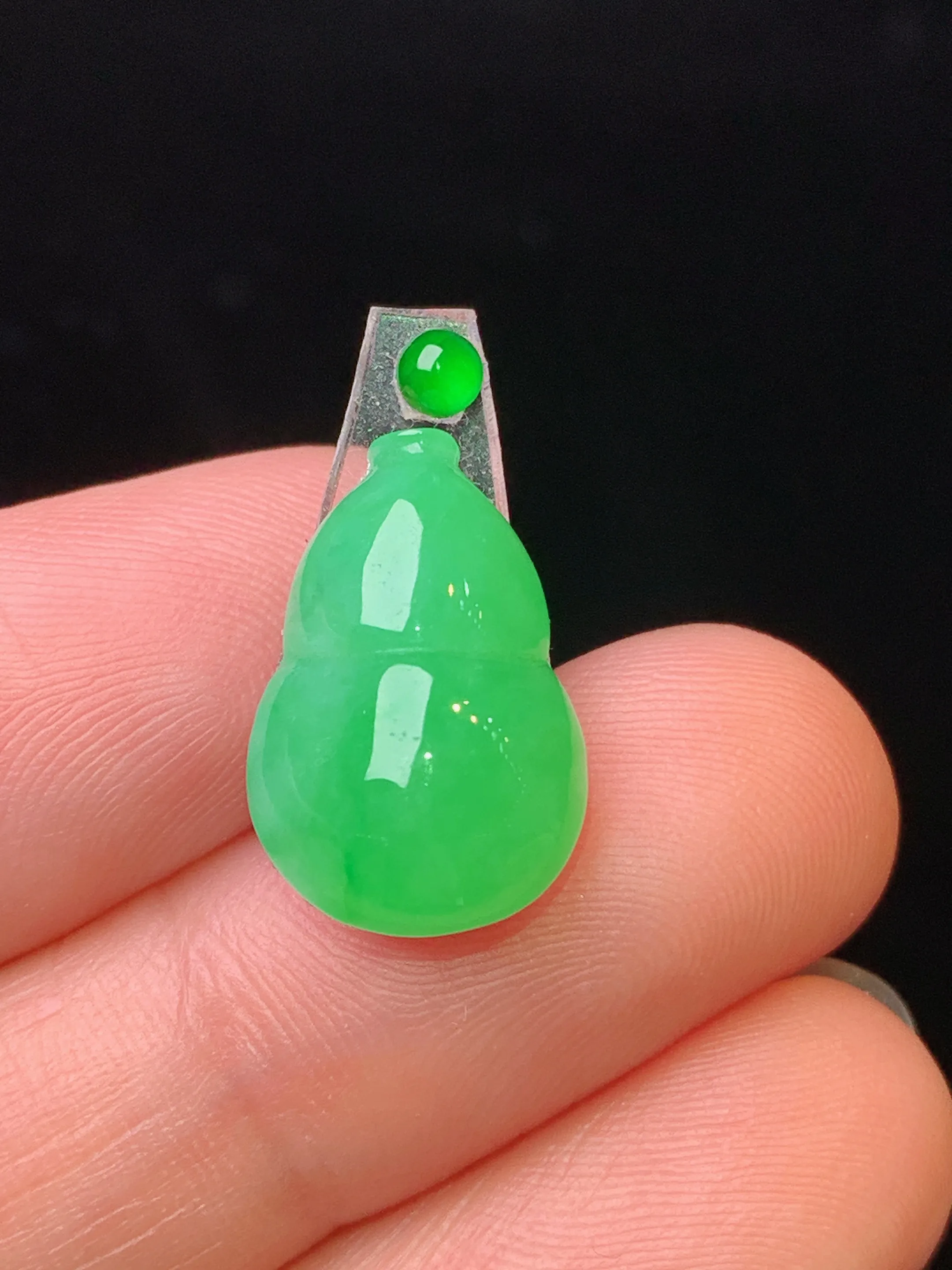 镶嵌款 翠绿葫芦吊坠 玉质细腻 水润亮眼 色泽艳丽 整体尺寸16*10.8*5