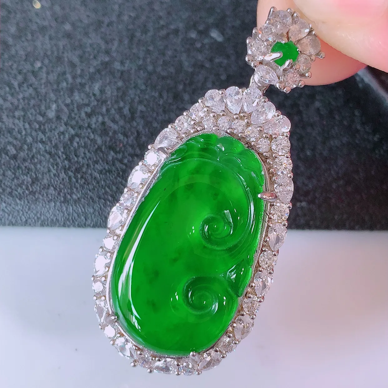 冰透满绿翡翠925银镶嵌如意吊坠，自然光实拍，翠色灵动，颜色漂亮，种老水足，品相佳，佩戴佳品！#97.11整体40.5*19-10裸石24*13.5