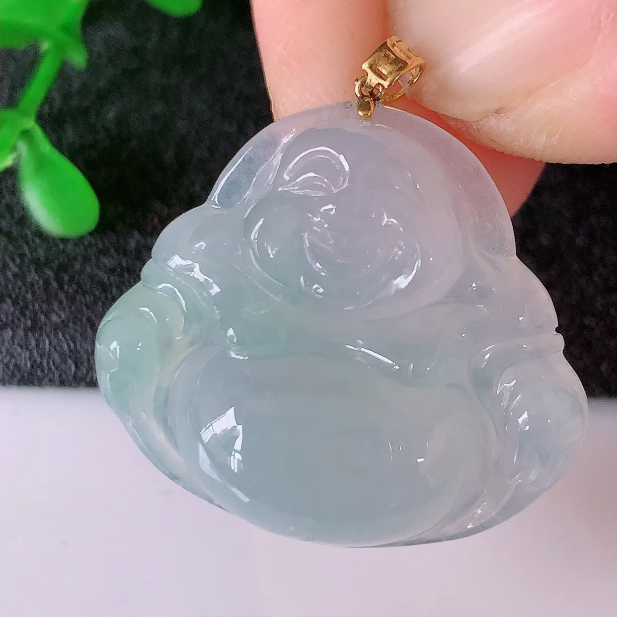 18K金镶嵌冰种翡翠佛公吊坠，种老水足，雕工精湛 ，寓意美好，佩戴时尚出众！#49.11