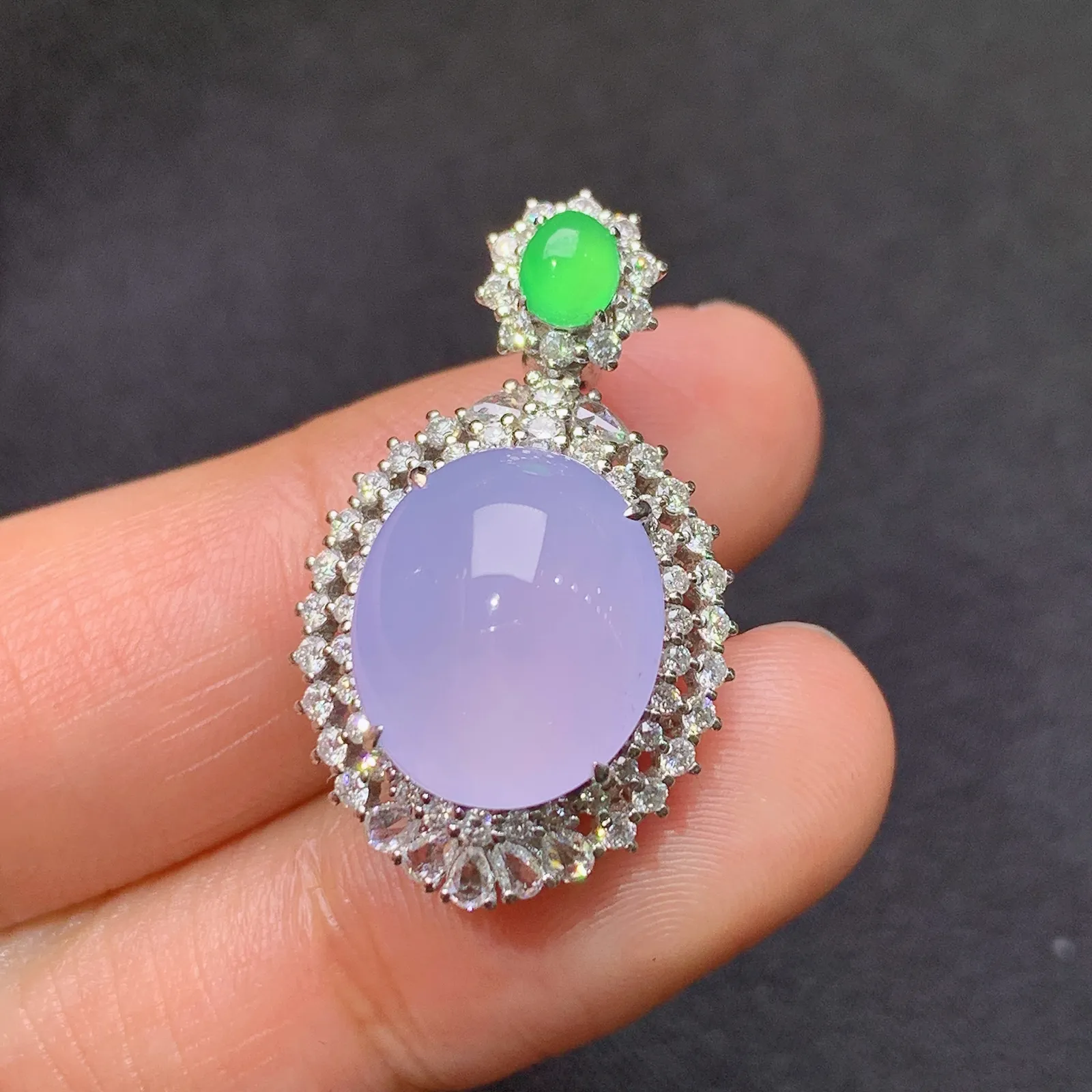 冰种紫罗兰蛋面吊坠，18k金镶嵌，温润细腻，颜色鲜艳，C1  整体28.3*17.3*12.5