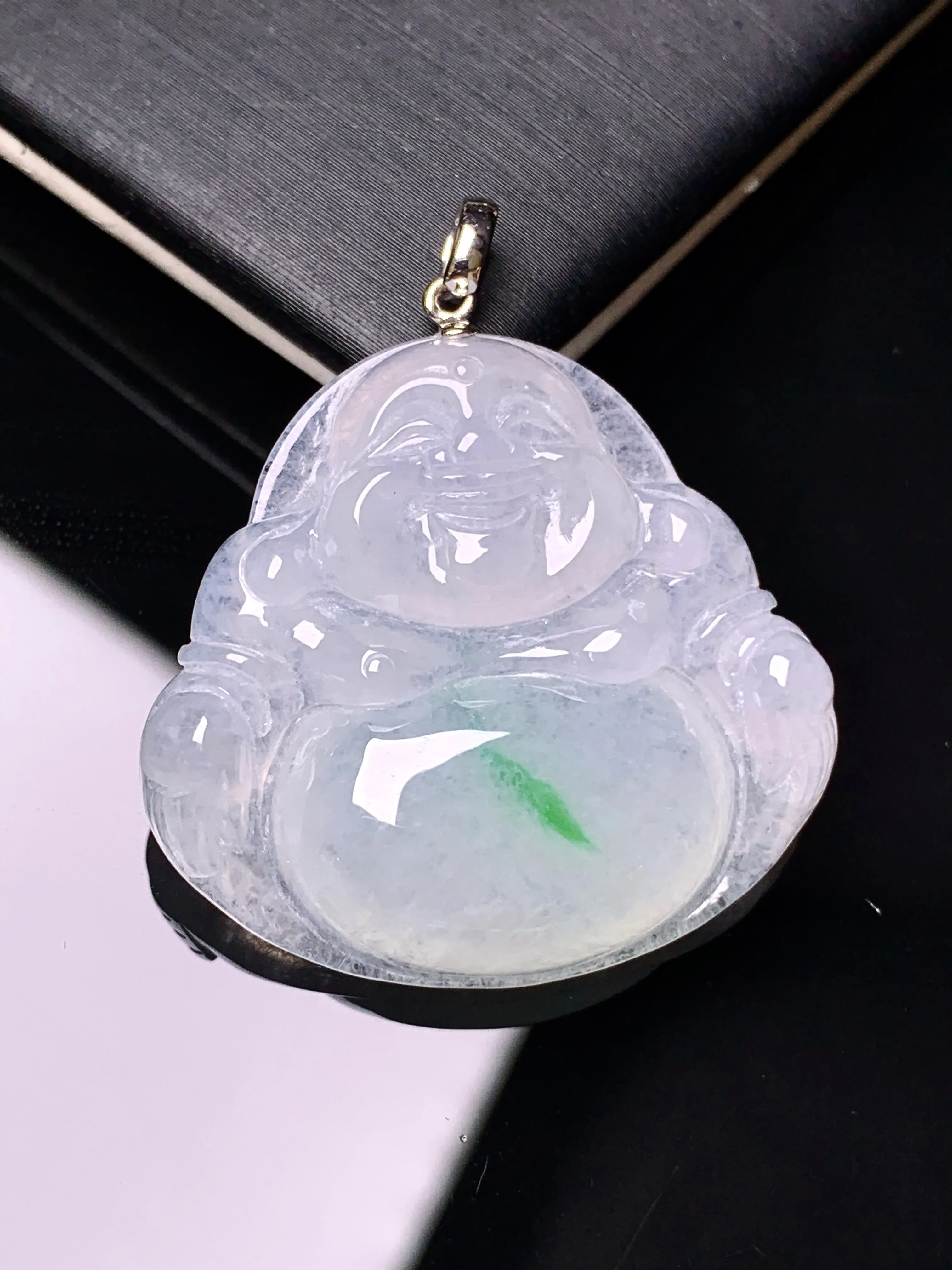 18k金镶嵌飘绿佛公吊坠 玉质细腻 水润亮眼 色泽艳丽 整体尺寸33.5*29.3*6