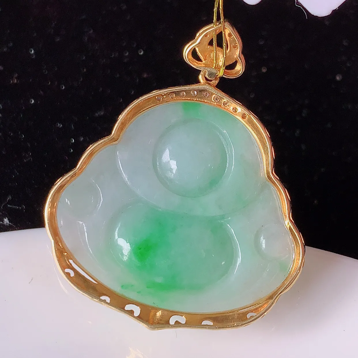 18k金镶嵌飘绿翡翠佛公吊坠，沁人心脾，精致典雅的设计，为佩戴者，增添色彩，送礼自留都是佳品选择！#35.11整体35*29*7.6裸石27.5*23.5