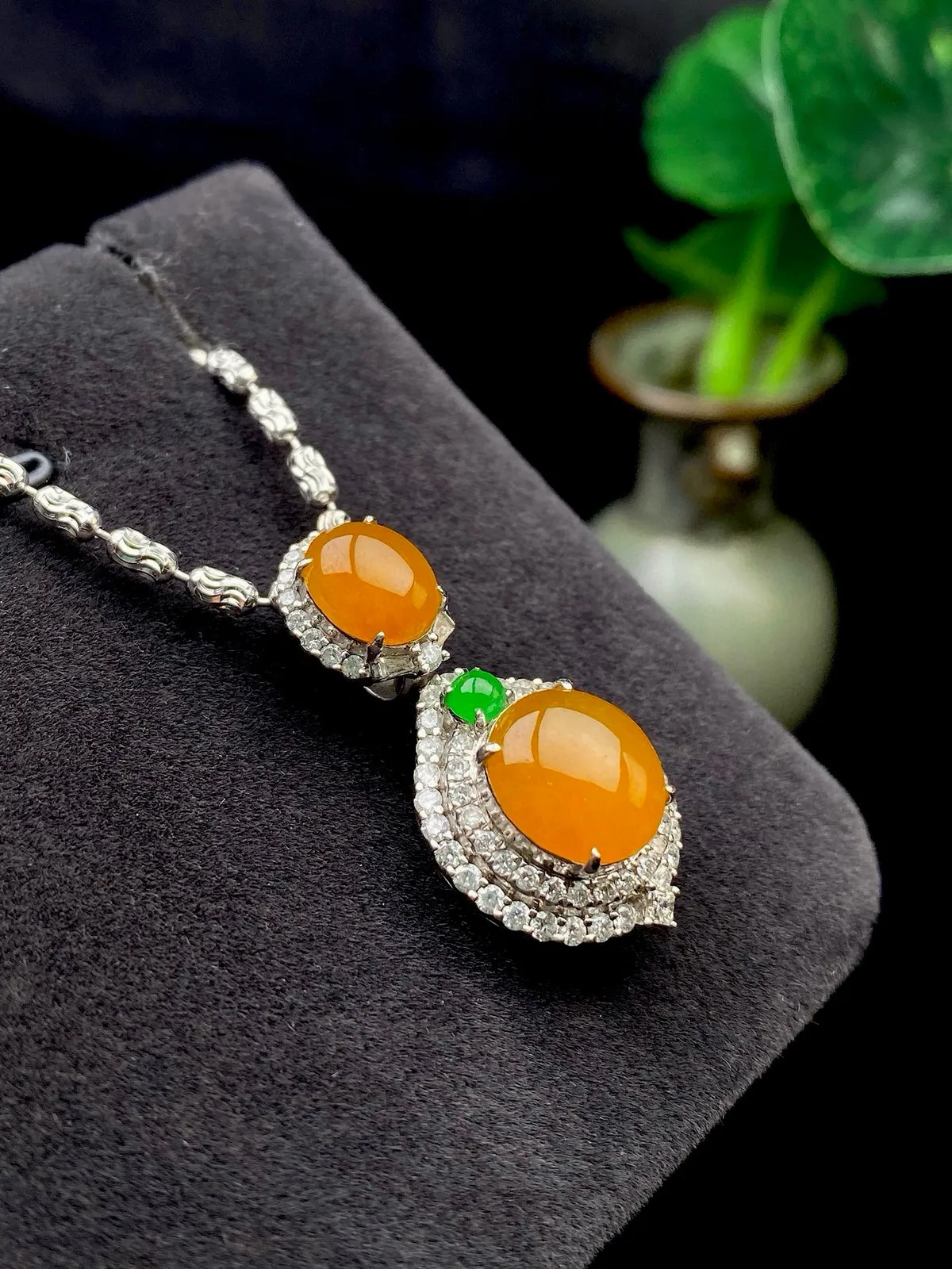 【冰种黄翡蛋面吊坠】质地细腻，冰润透亮，光泽出众，冰感十足，18k金古法镶嵌，裸石尺寸9.6*8.8