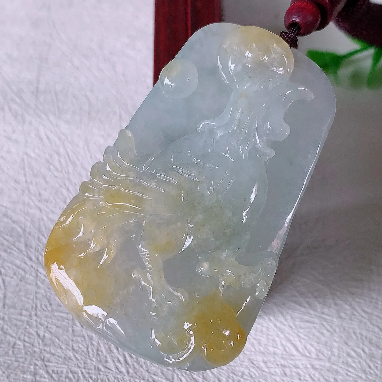 自然光实拍，水润黄翡双翡翠生肖鸡牌吊坠，翠色灵动，玉质细腻，颜色漂亮，品相佳，佩戴佳品！#46.11