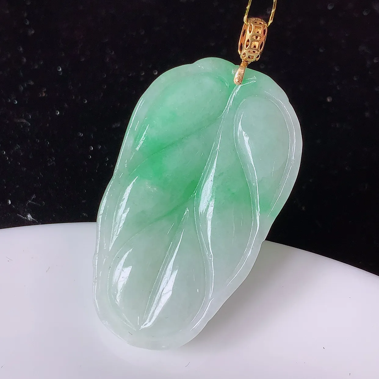 18K金镶嵌飘绿翡翠叶子吊坠 ，种水足，色泽清新，工艺精湛，叶子寓意美好；金枝玉叶，事业有成。#35.11