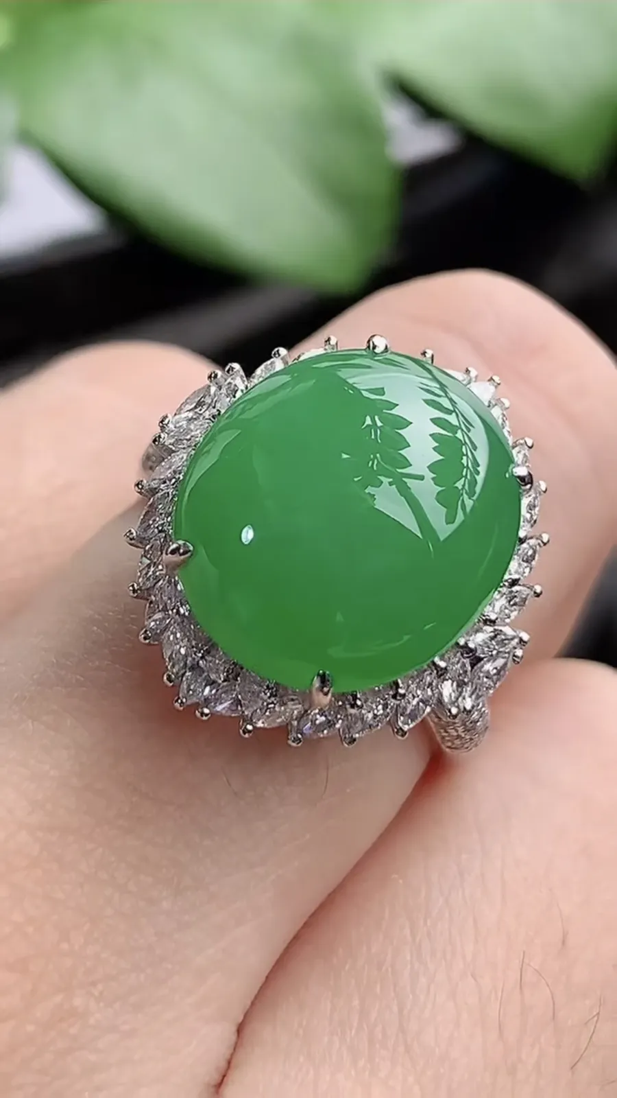 a货翡翠老坑冰种18K金伴钻镶嵌阳绿蛋面戒指 圈口17.4裸石尺寸14×12.3mm 重量5.78g 1206