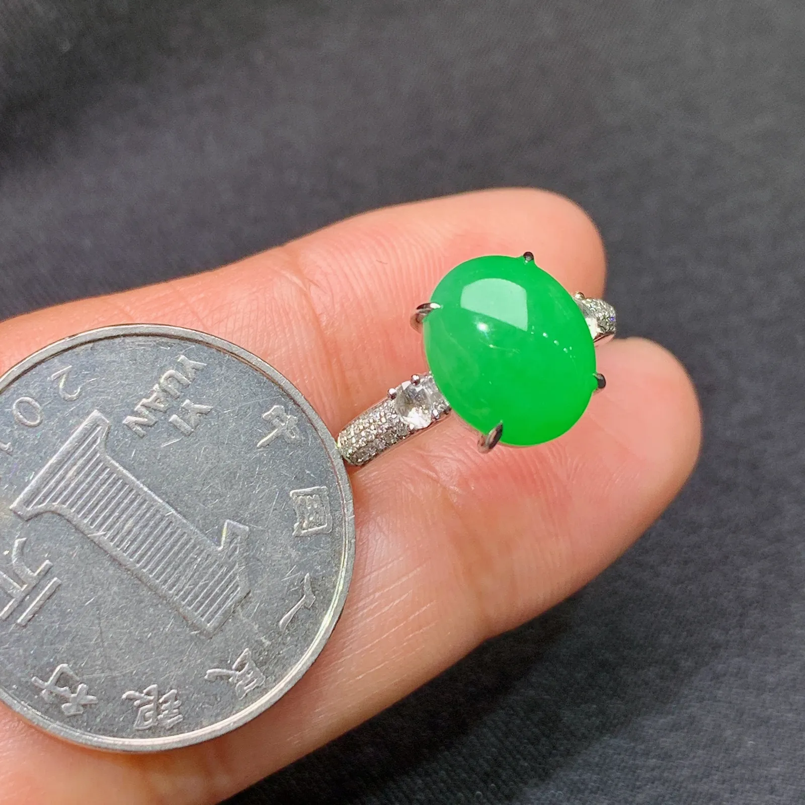 阳绿蛋面戒指，18k金镶嵌，简约时尚，冰润色阳，种水足，圈口14 尺寸10.8*8.8*3.9