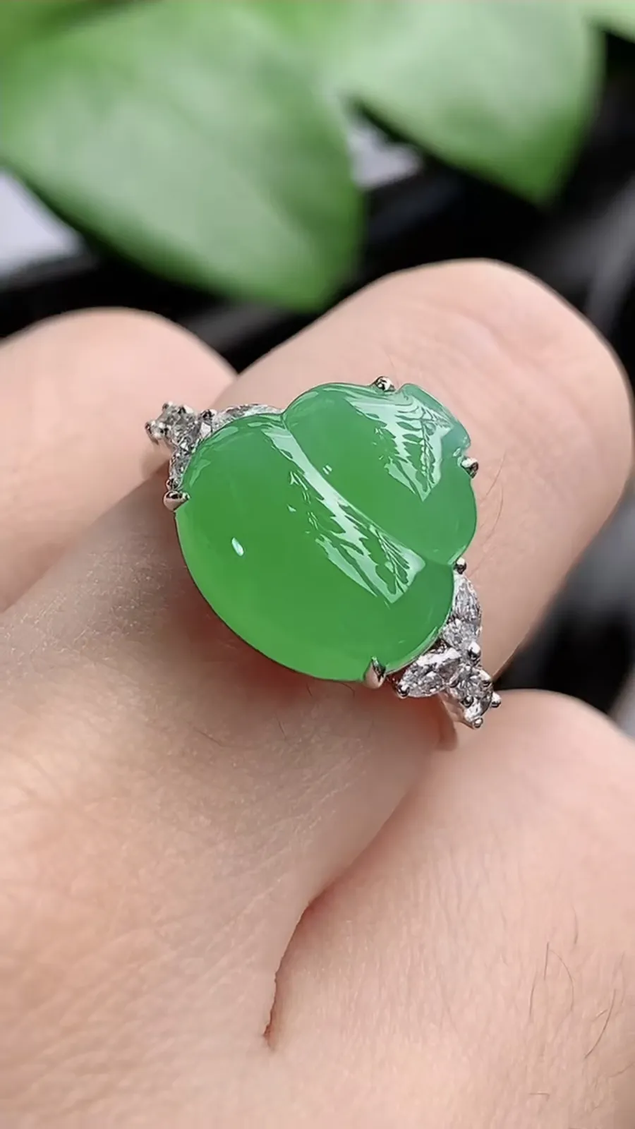 a货翡翠老坑冰种18K金伴钻镶嵌阳绿葫芦戒指 圈口17.7裸石尺寸12×12mm 重量4.73g 1206