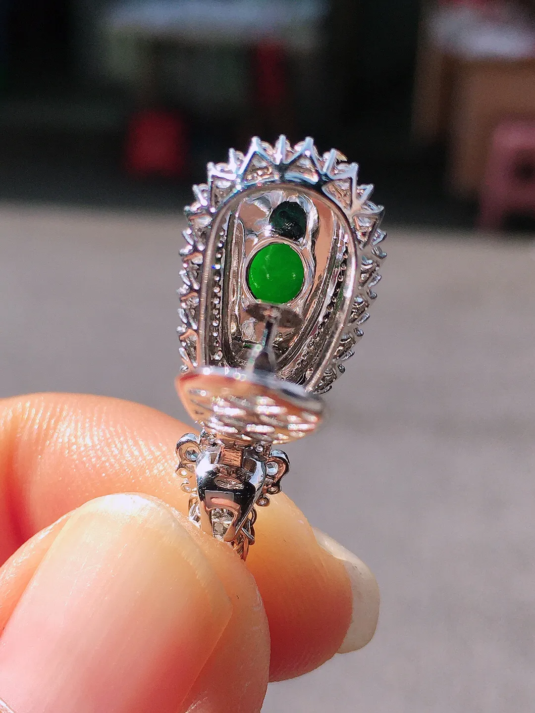 阳绿福豆吊坠，色泽均匀艳丽，玉质细腻，荧光感超
强，饱满圆润，尽显优雅气质，18k
金豪华镶嵌