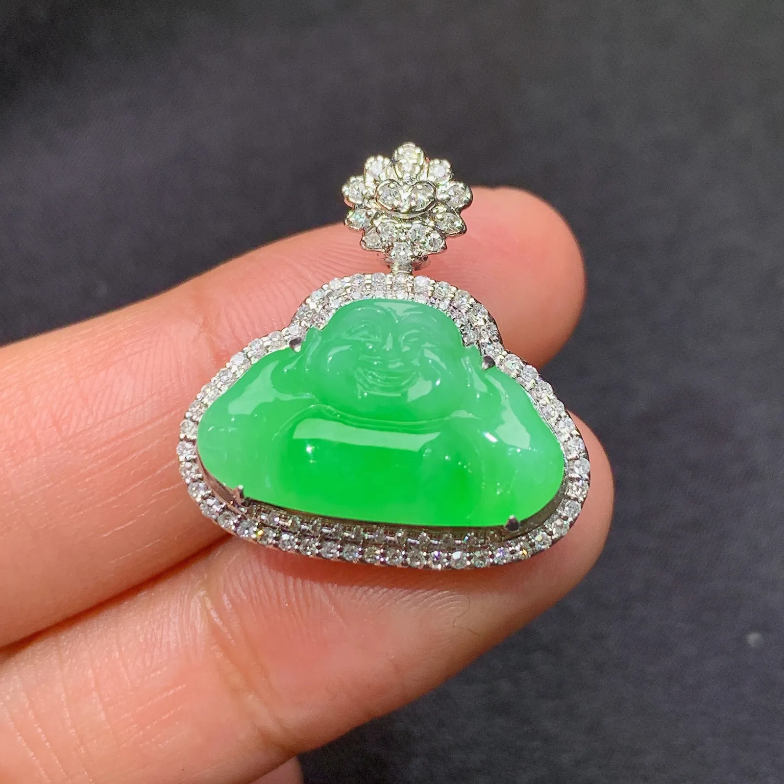 甜绿舒佛吊坠，18k金镶嵌，冰润色阳，品相好，种水足，Kf 尺寸22.9*22*9